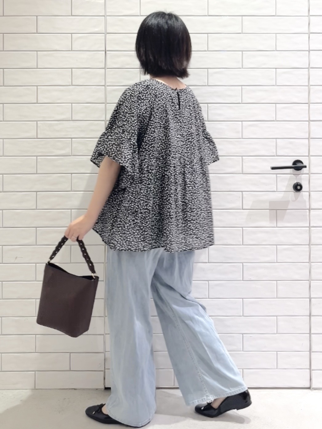 しおりさんの「OPAQUE.CLIP｜フリルペプラムブラウス【洗濯機OK】」を使ったコーディネート
