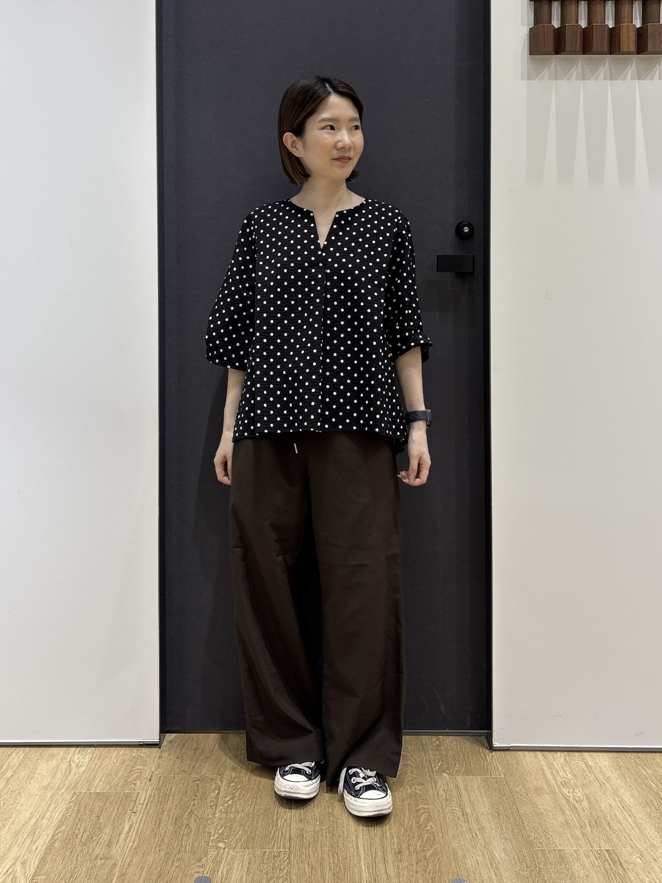 risaさんの「Dessin｜【セットアップ可/UVカット】サッカー素材 キーネックブラウス」を使ったコーディネート