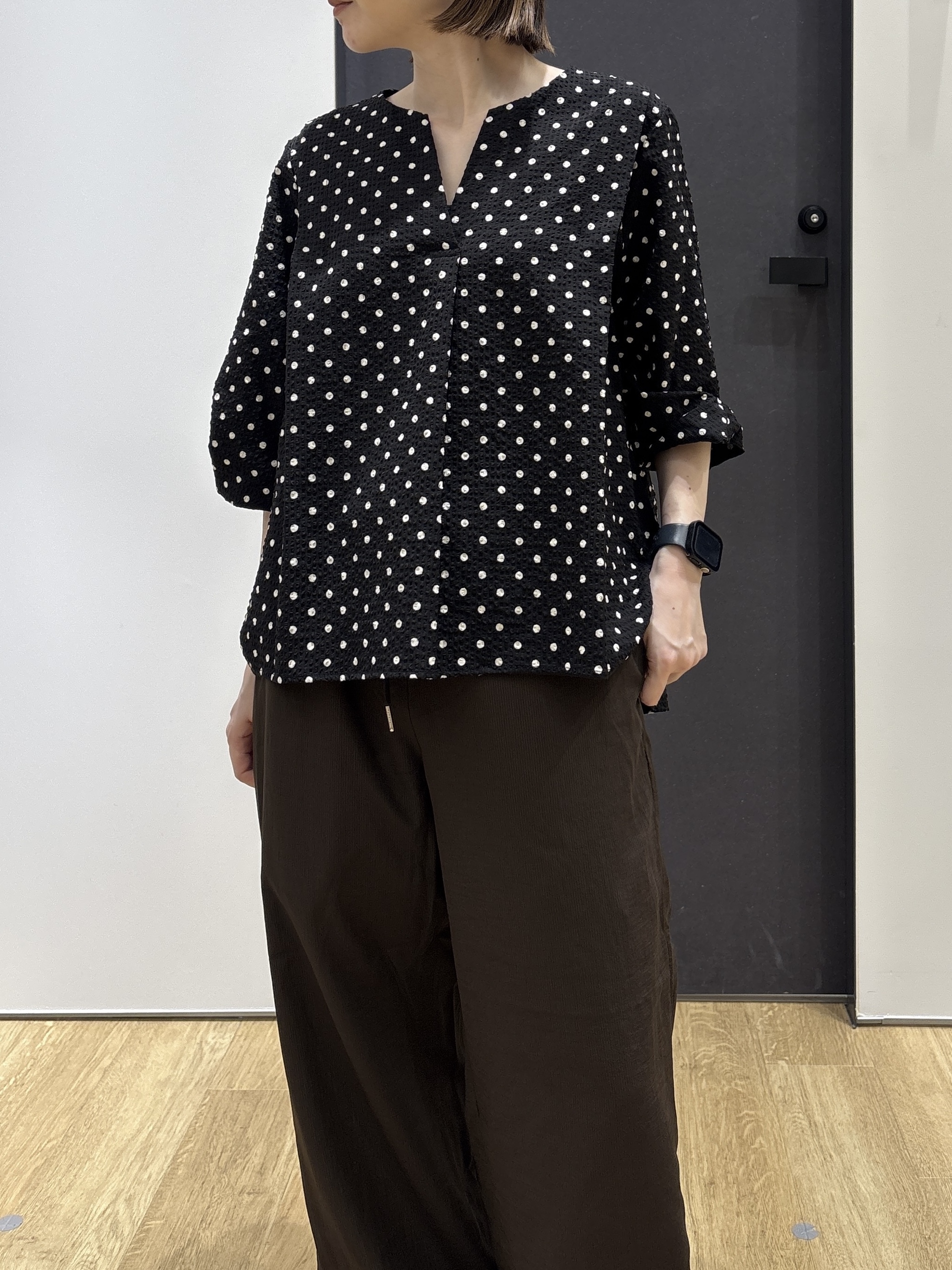 risaさんの「Dessin｜【セットアップ可/UVカット】サッカー素材 キーネックブラウス」を使ったコーディネート