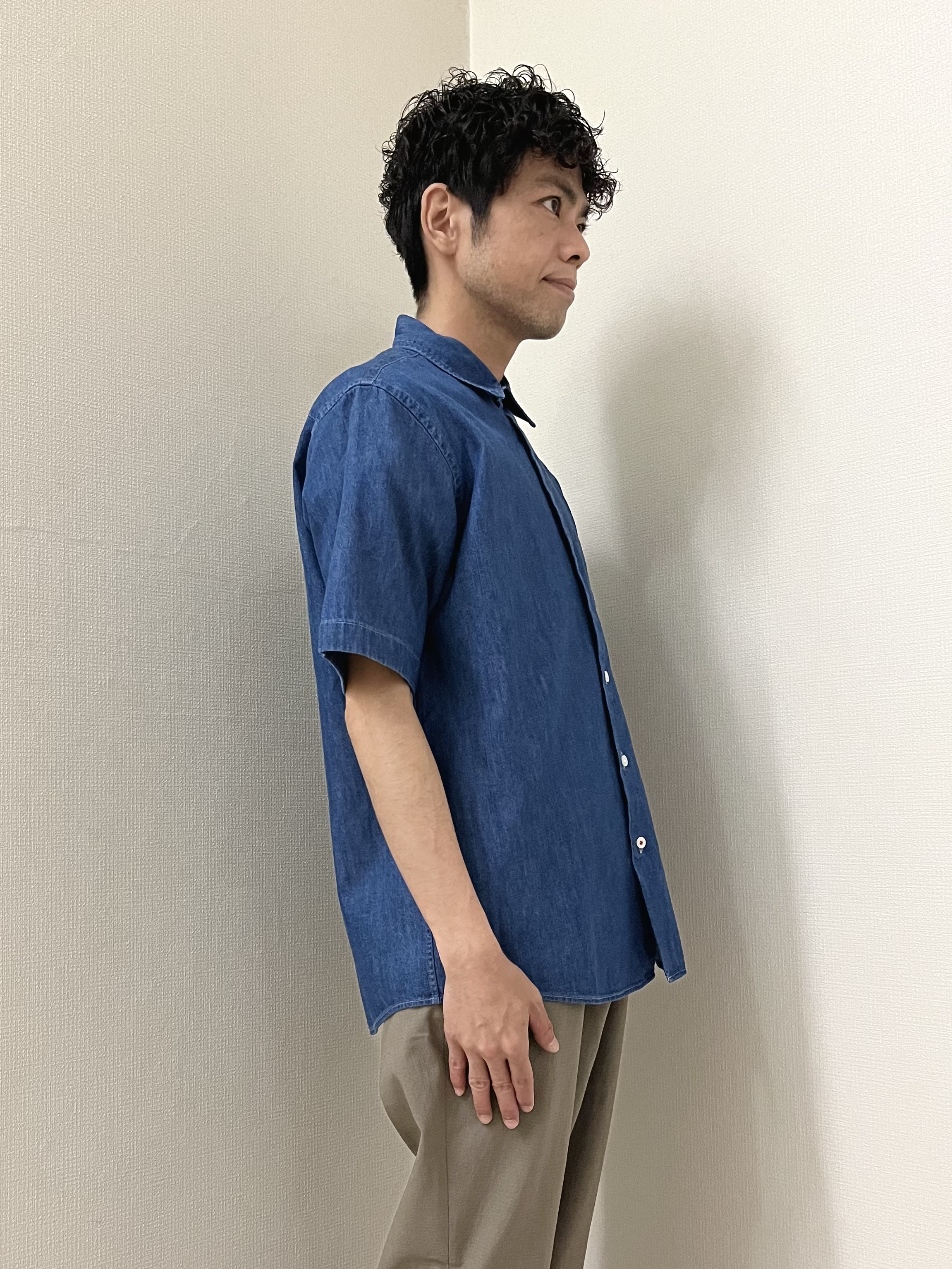 URAさんの「TAKEO KIKUCHI｜【BOWLER HAT LABEL】ボーラーハットウォーカー刺繍 半袖デニムシャツ」を使ったコーディネート