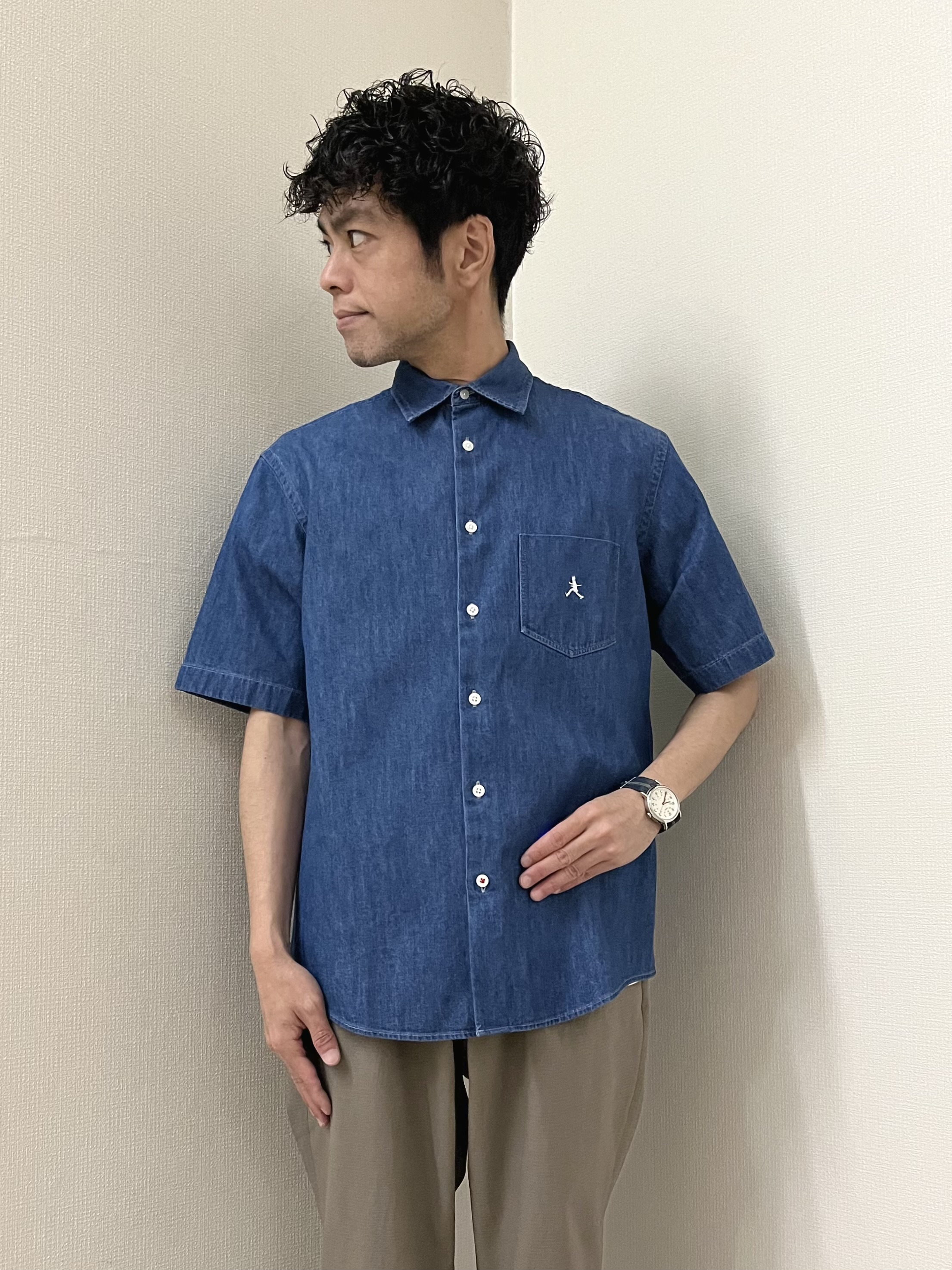 URAさんの「TAKEO KIKUCHI｜【BOWLER HAT LABEL】ボーラーハットウォーカー刺繍 半袖デニムシャツ」を使ったコーディネート
