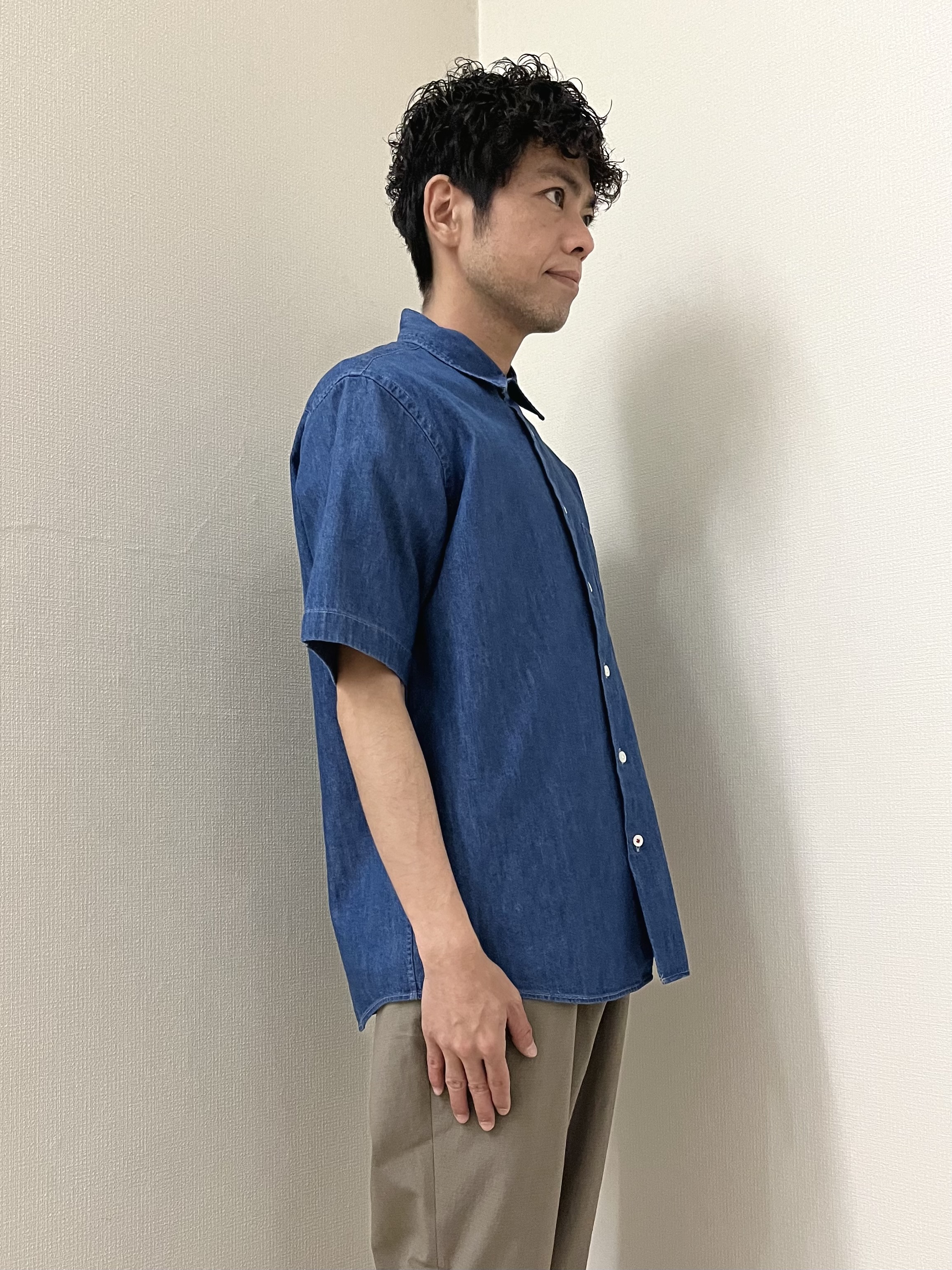 URAさんの「TAKEO KIKUCHI｜【BOWLER HAT LABEL】ボーラーハットウォーカー刺繍 半袖デニムシャツ」を使ったコーディネート