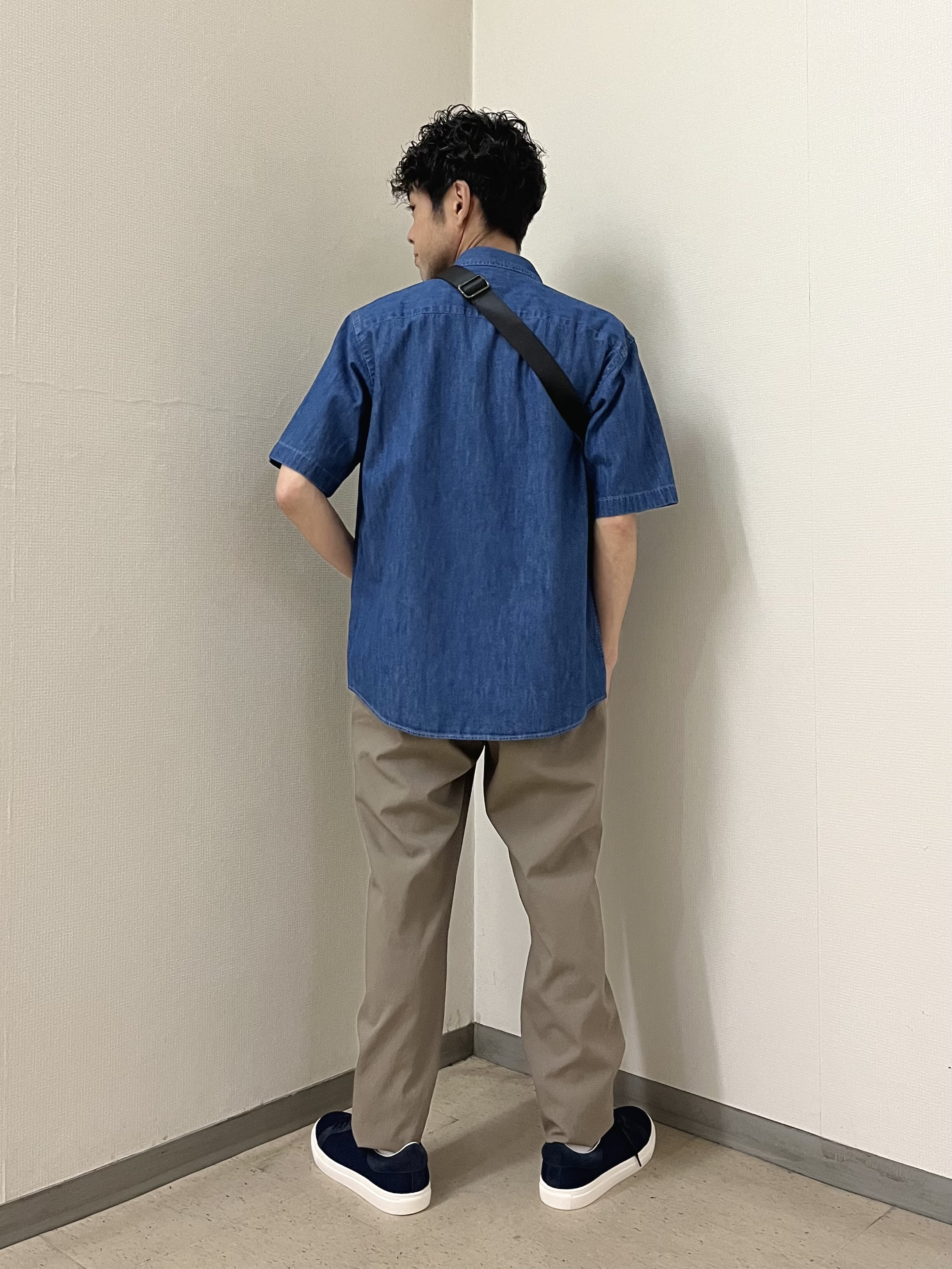 URAさんの「TAKEO KIKUCHI｜【BOWLER HAT LABEL】ボーラーハットウォーカー刺繍 半袖デニムシャツ」を使ったコーディネート