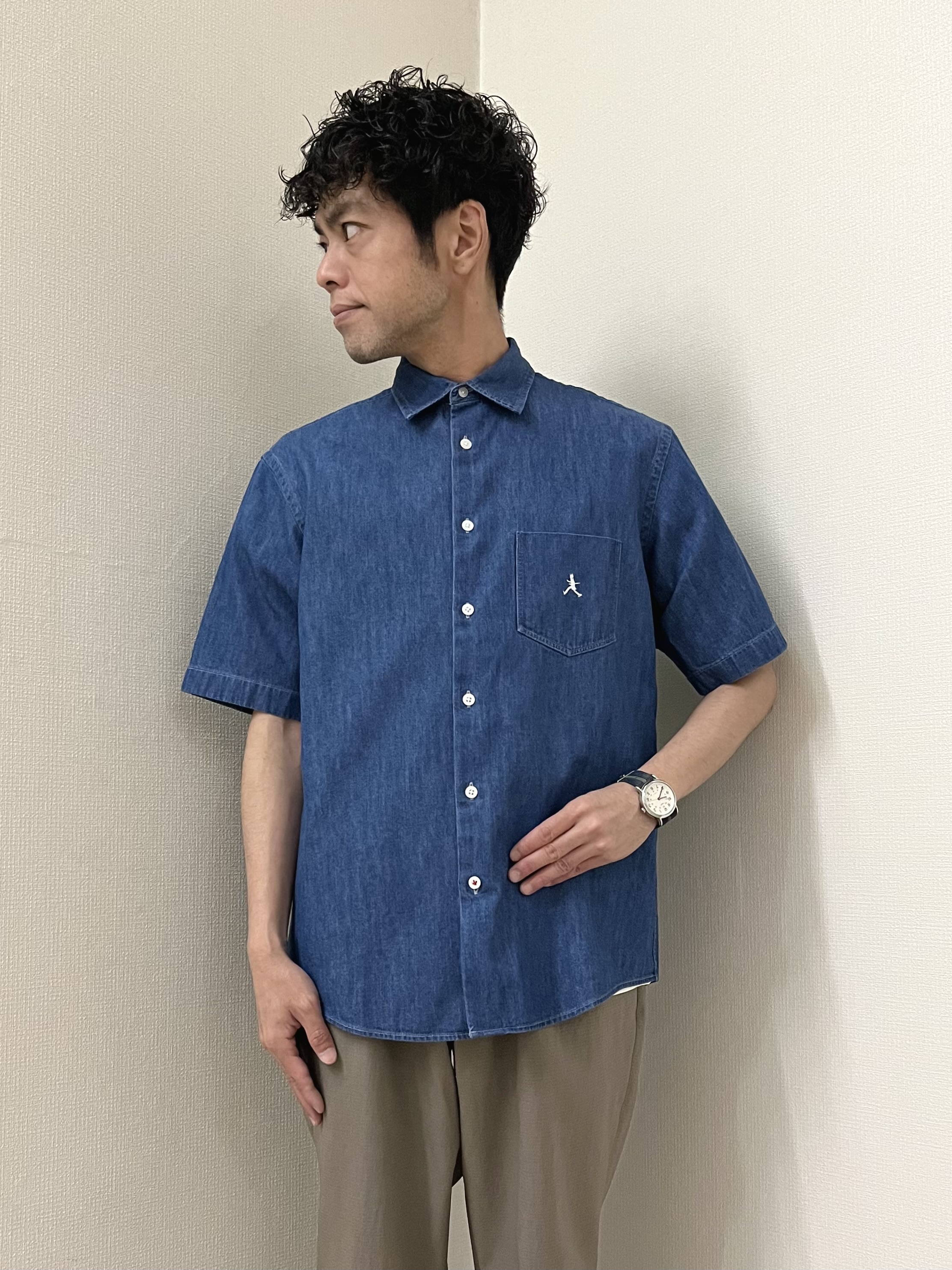 URAさんの「TAKEO KIKUCHI｜【BOWLER HAT LABEL】ボーラーハットウォーカー刺繍 半袖デニムシャツ」を使ったコーディネート