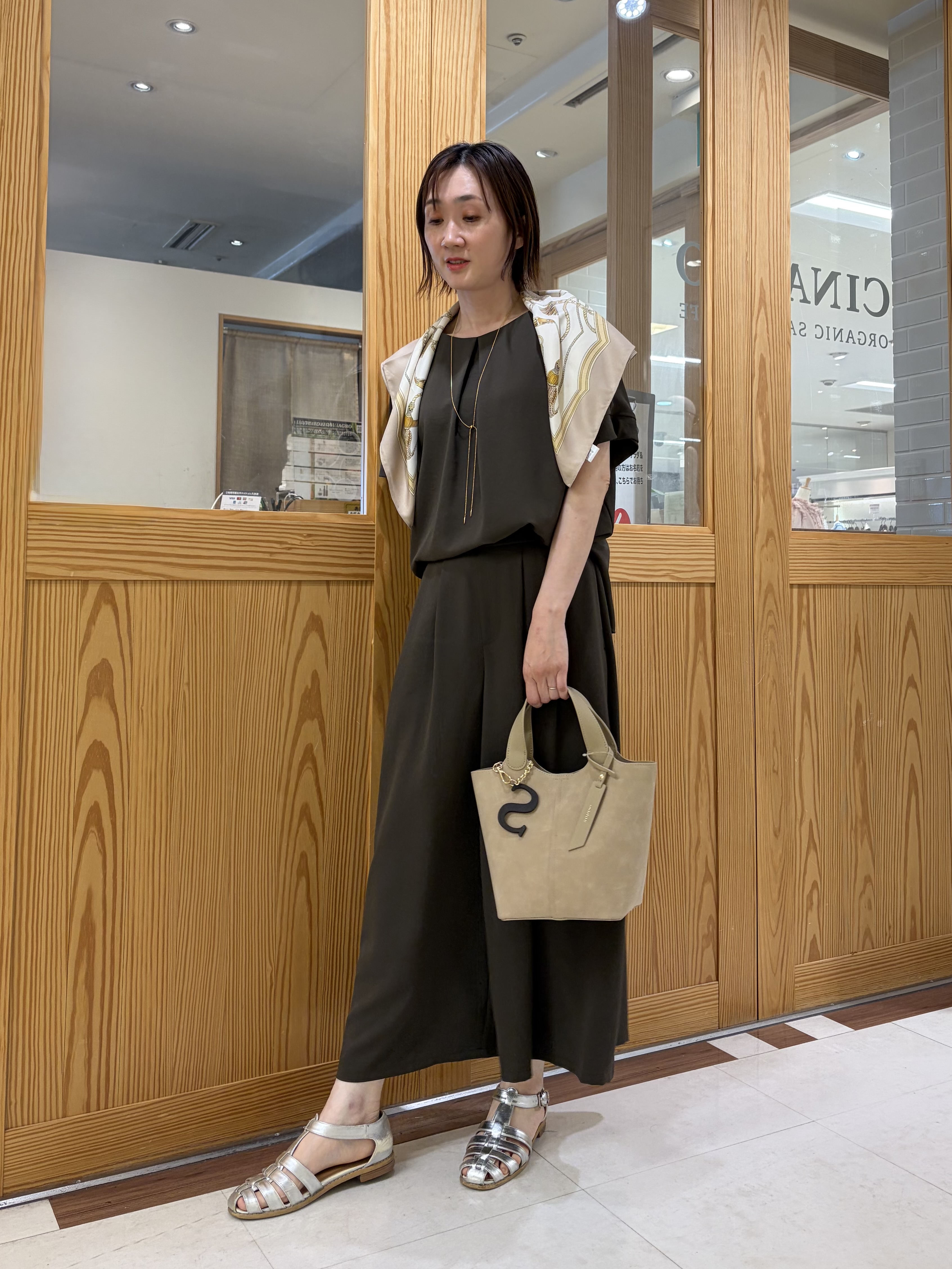ゆうさんの「UNTITLED｜【セットアップ可/UVカット/前後2WAY】リラクシーフレンチスリーブブラウス」を使ったコーディネート
