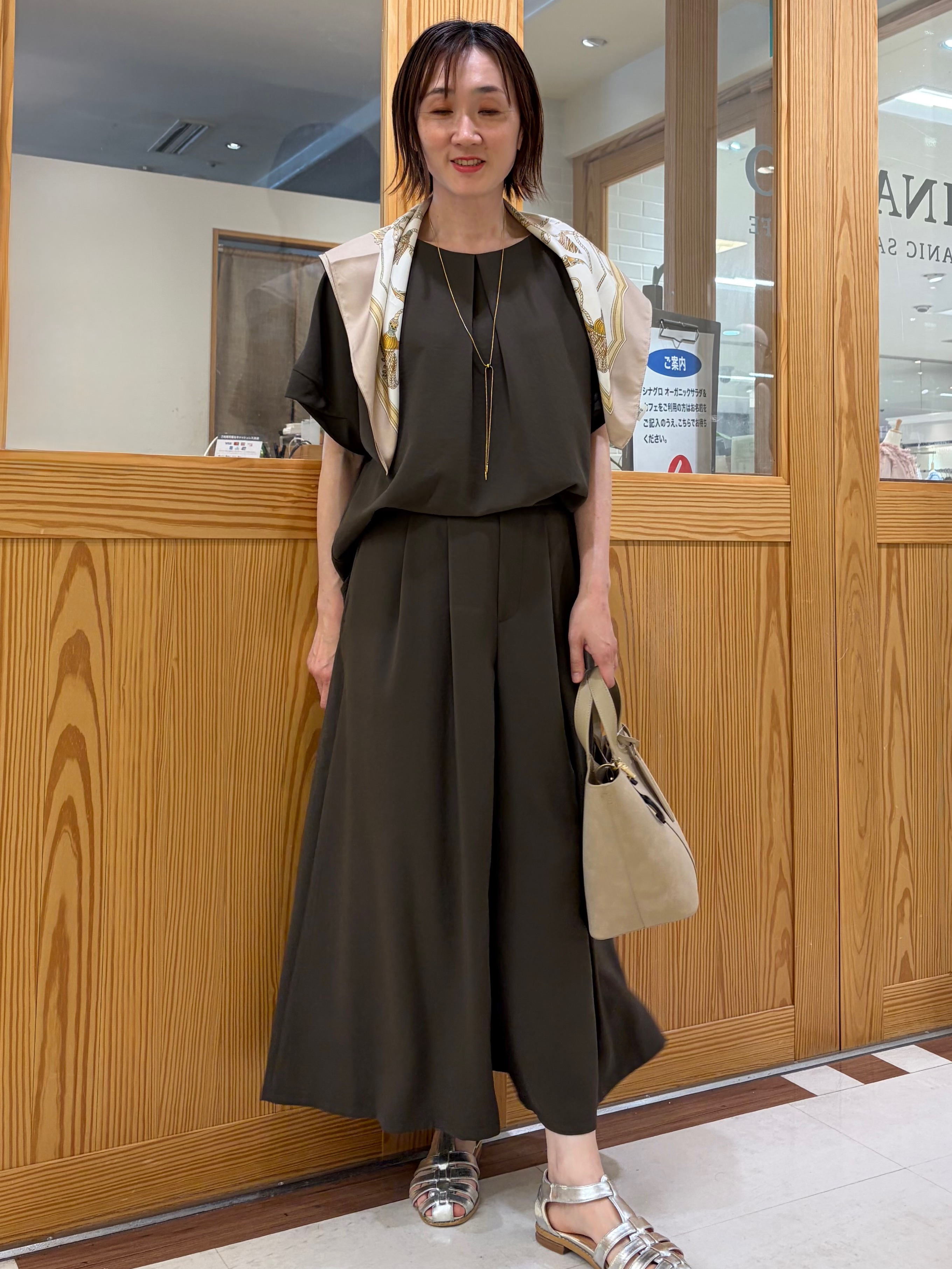 ゆうさんの「UNTITLED｜【セットアップ可/UVカット/前後2WAY】リラクシーフレンチスリーブブラウス」を使ったコーディネート