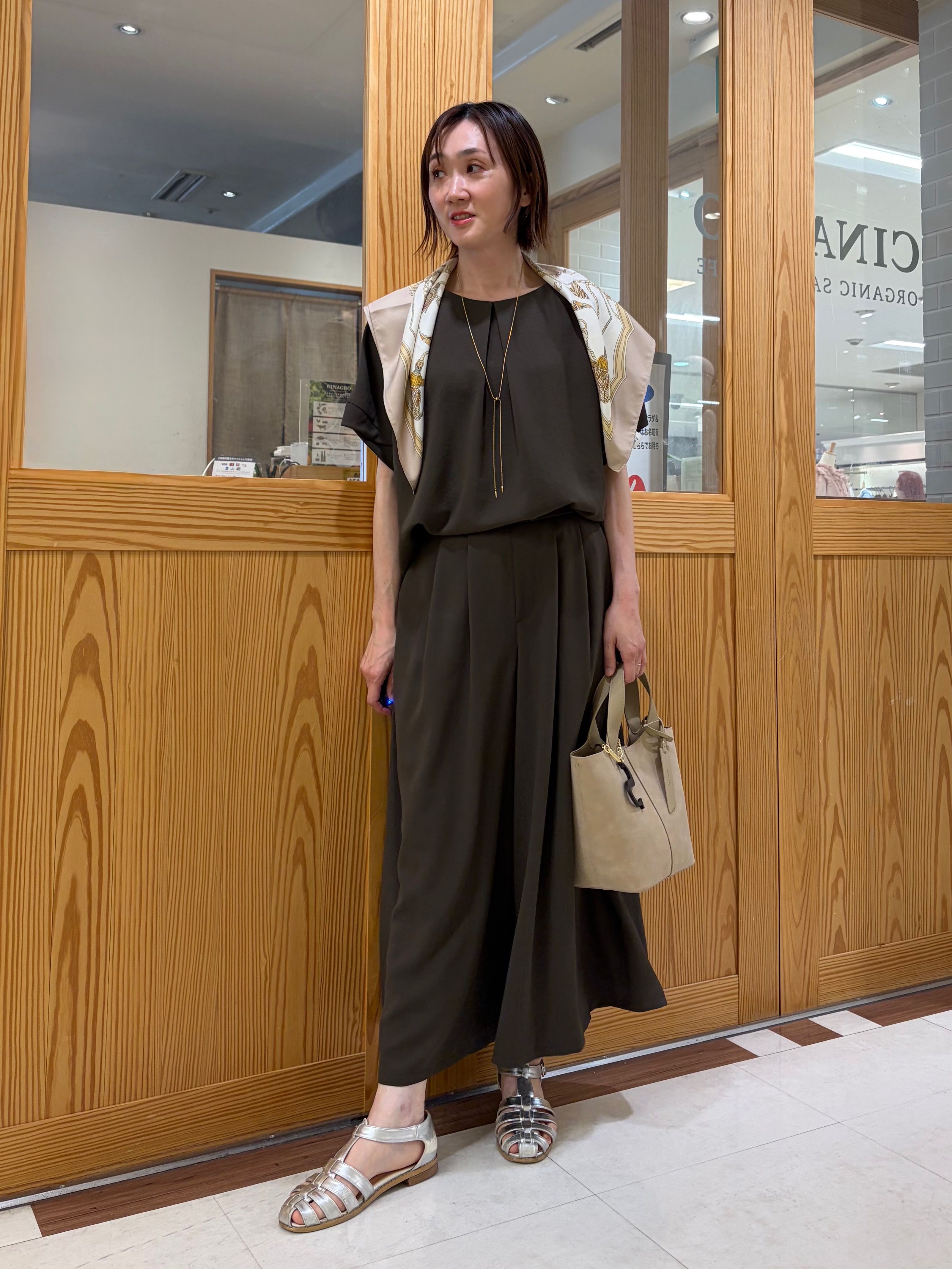 ゆうさんの「UNTITLED｜【セットアップ可/UVカット/前後2WAY】リラクシーフレンチスリーブブラウス」を使ったコーディネート