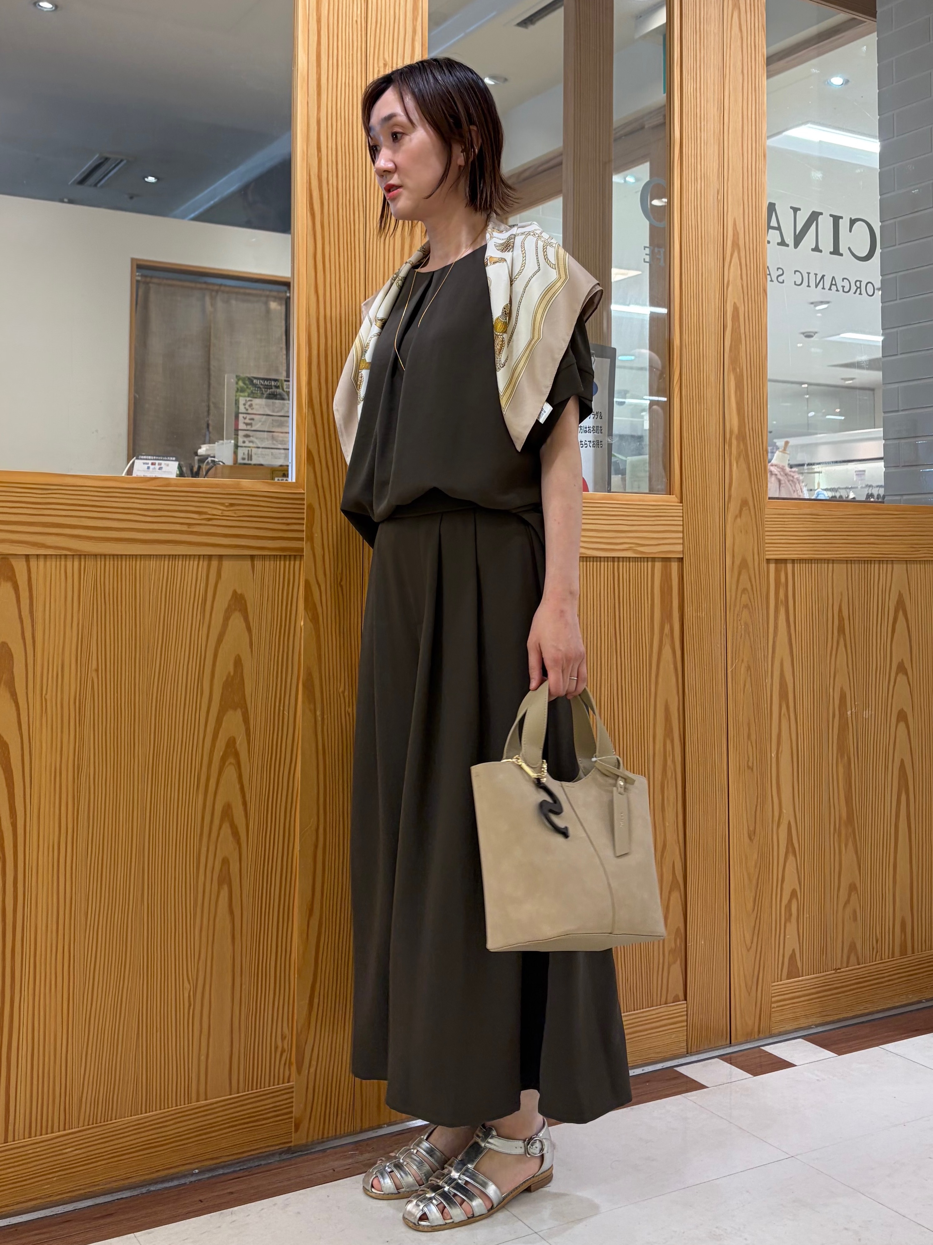 ゆうさんの「UNTITLED｜【セットアップ可/UVカット/前後2WAY】リラクシーフレンチスリーブブラウス」を使ったコーディネート