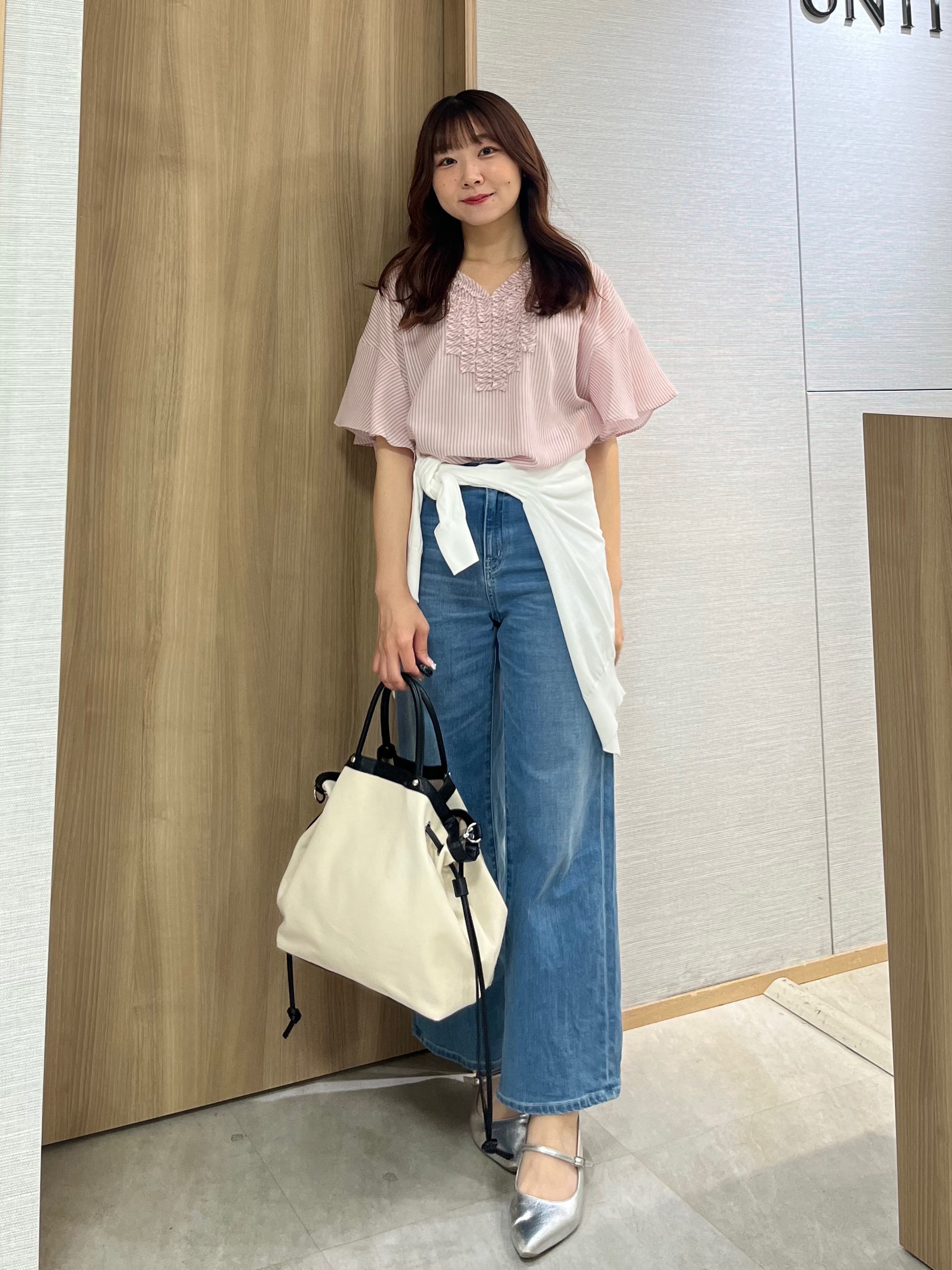 KAHOさんの「UNTITLED｜【接触冷感/通気性/洗える】Vネックフリルブラウス」を使ったコーディネート