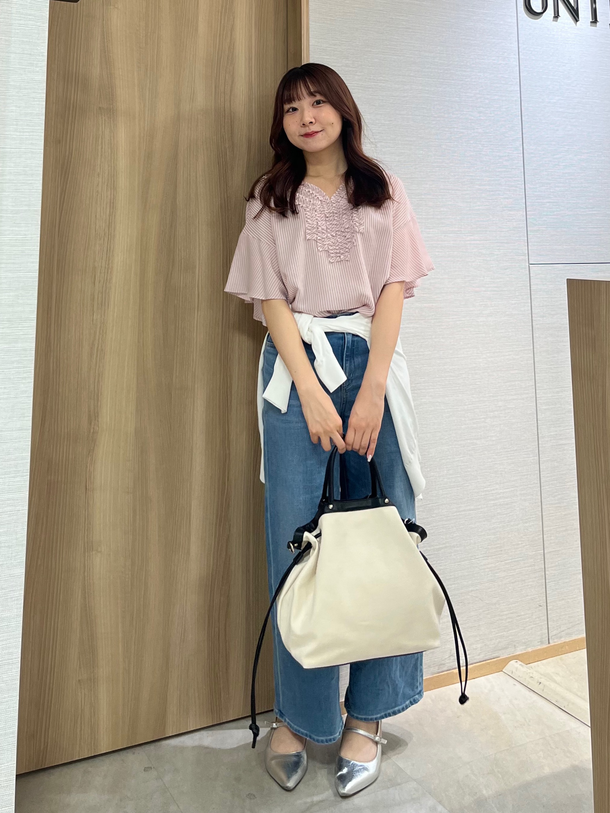 KAHOさんの「UNTITLED｜【接触冷感/通気性/洗える】Vネックフリルブラウス」を使ったコーディネート