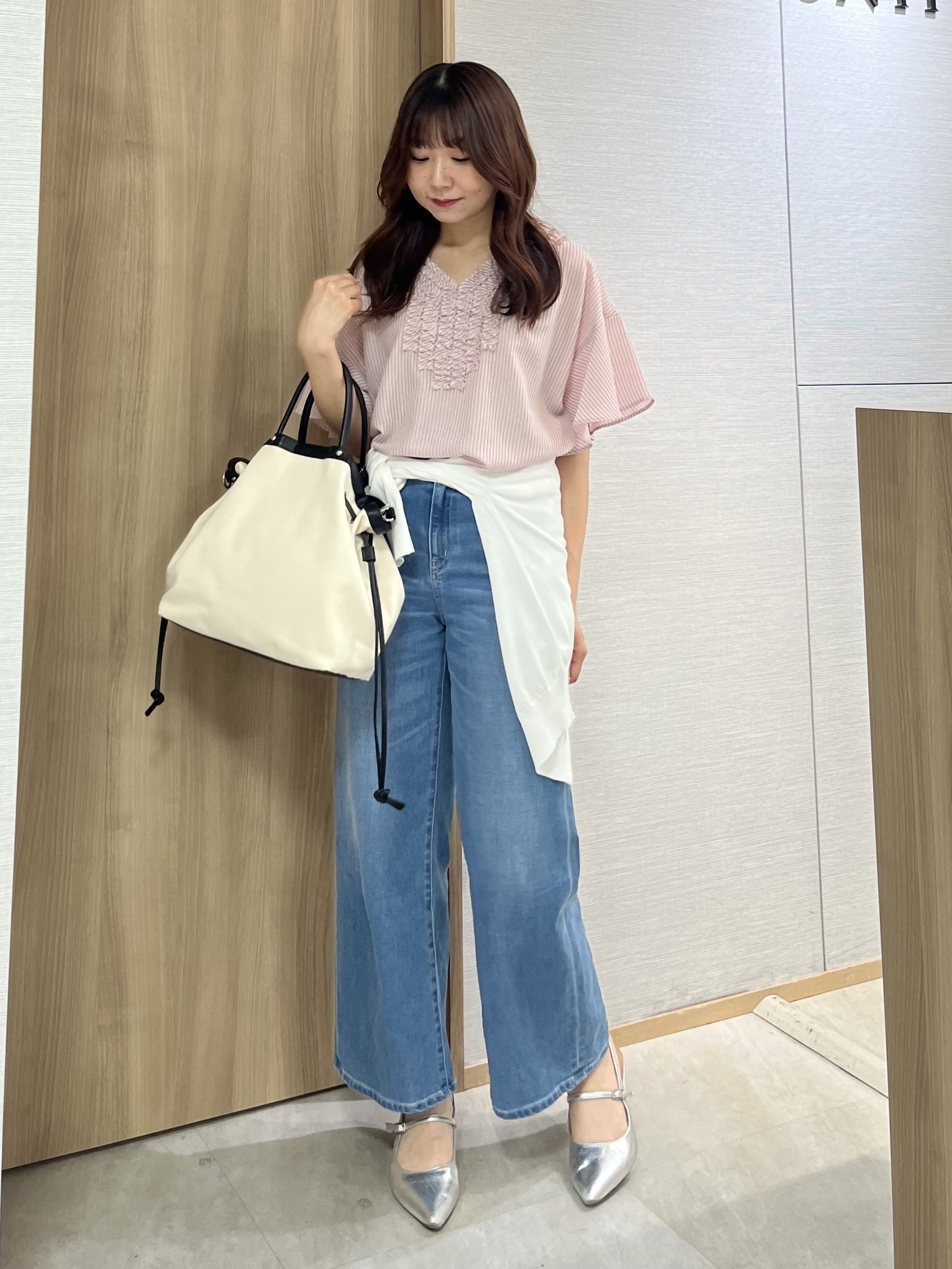 KAHOさんの「UNTITLED｜【接触冷感/通気性/洗える】Vネックフリルブラウス」を使ったコーディネート