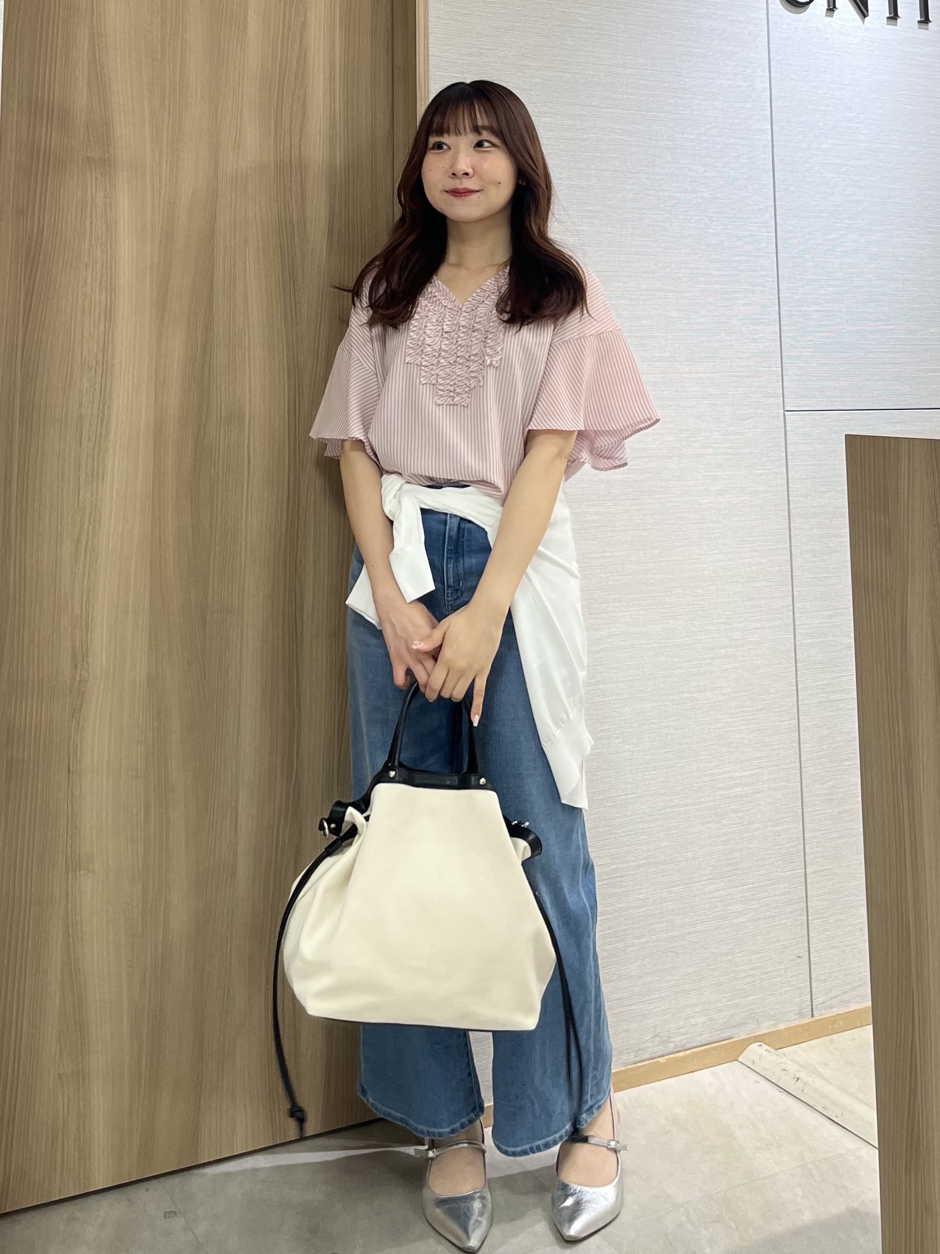 KAHOさんの「UNTITLED｜【接触冷感/通気性/洗える】Vネックフリルブラウス」を使ったコーディネート