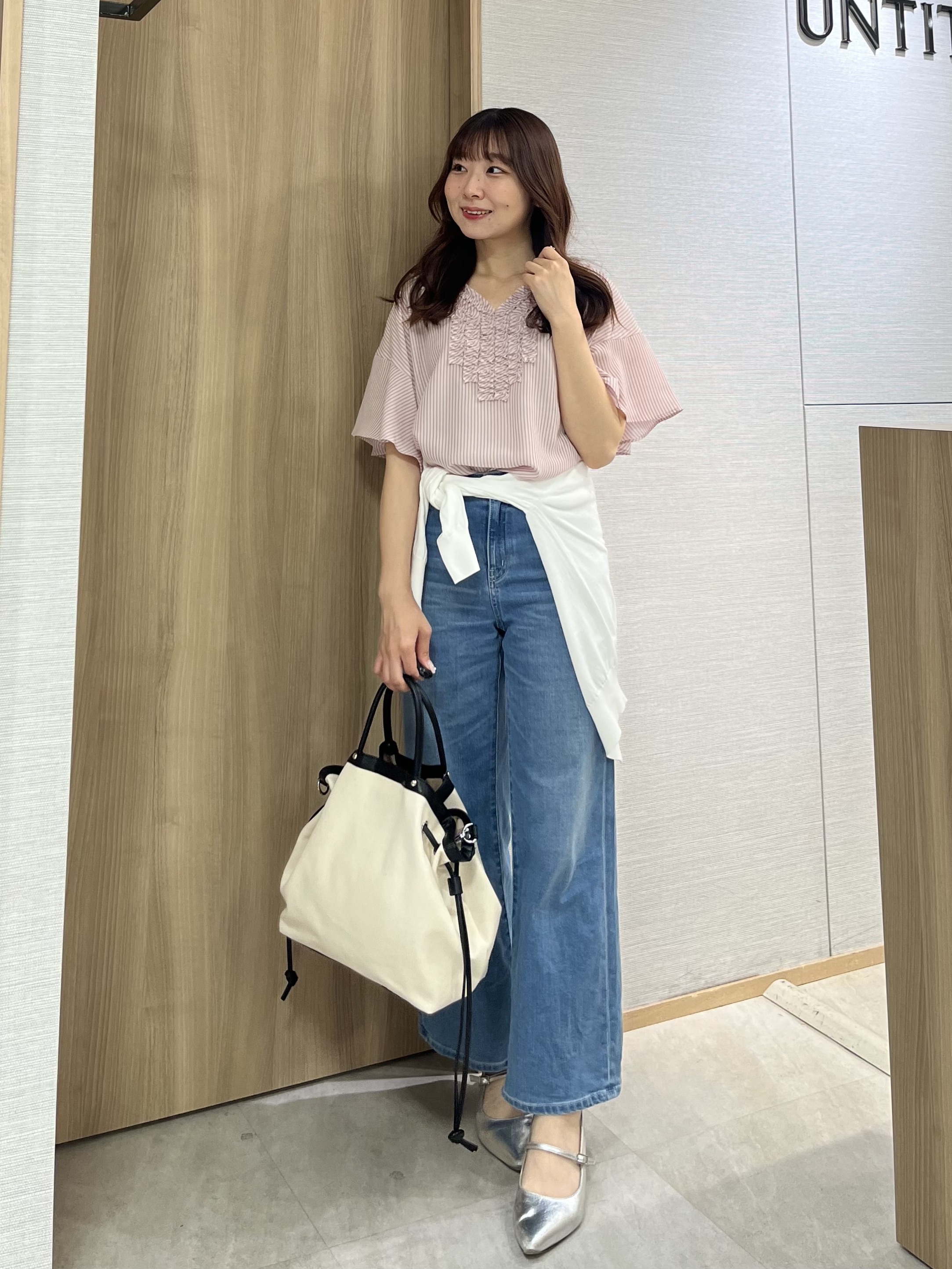 KAHOさんの「UNTITLED｜【接触冷感/通気性/洗える】Vネックフリルブラウス」を使ったコーディネート