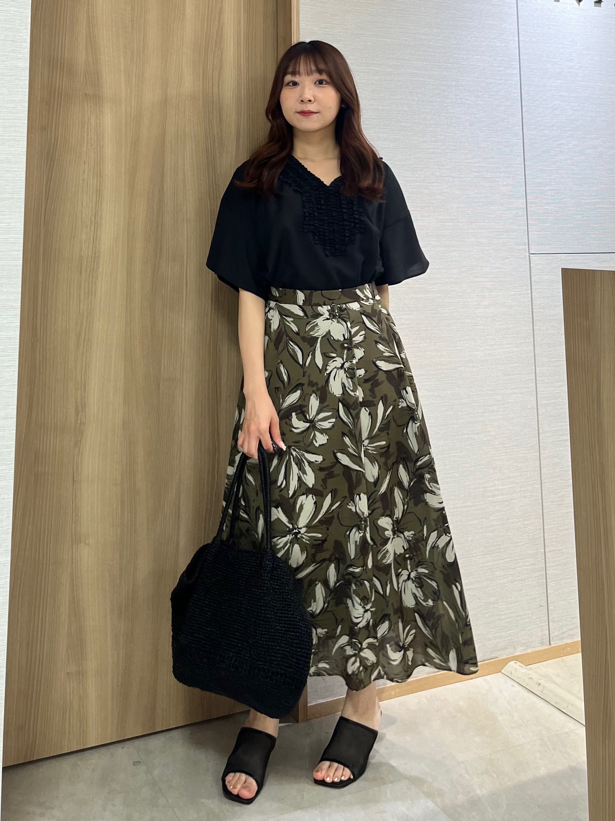 KAHOさんの「UNTITLED｜【接触冷感/通気性/洗える】Vネックフリルブラウス」を使ったコーディネート