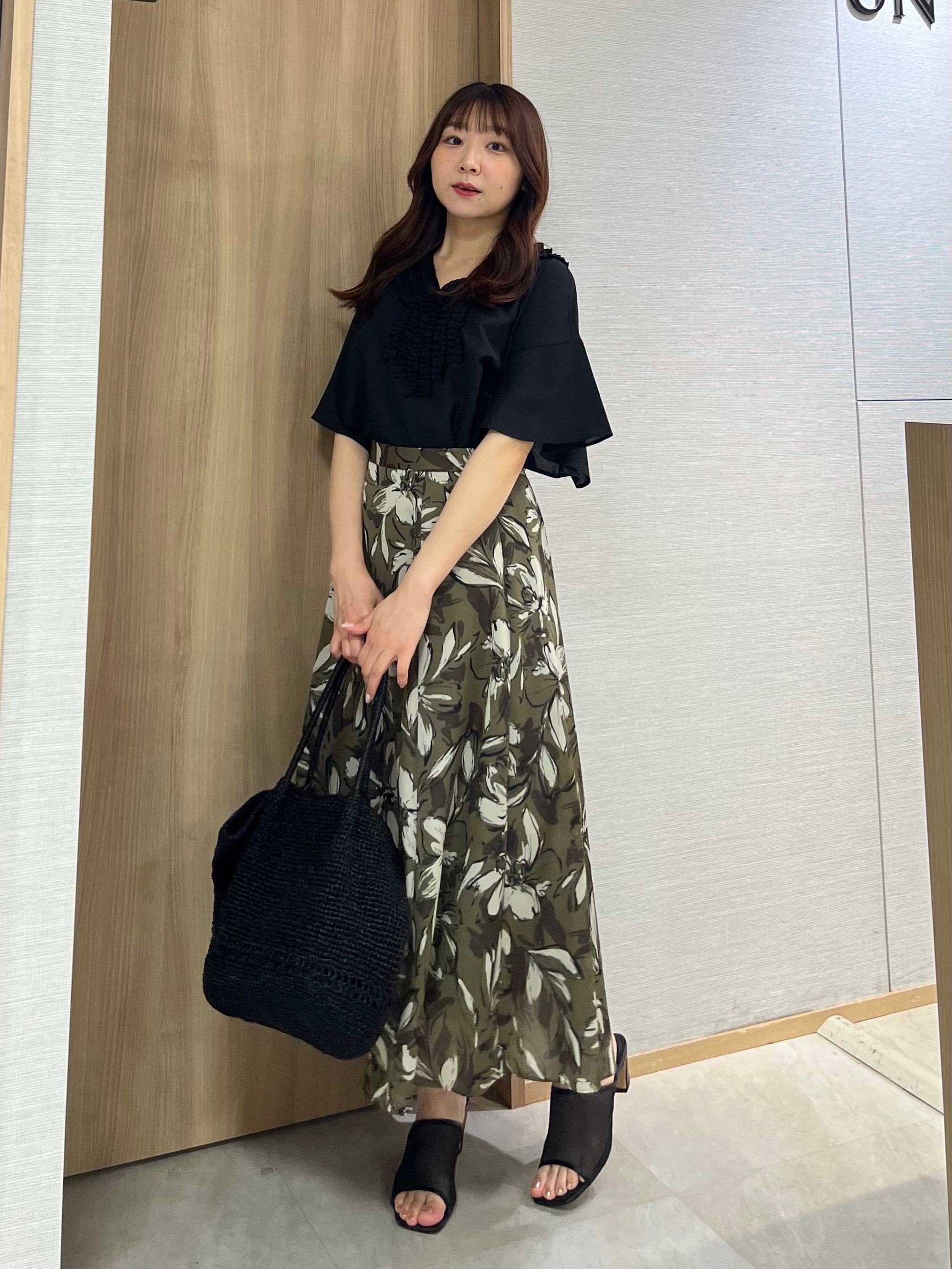 KAHOさんの「UNTITLED｜【接触冷感/通気性/洗える】Vネックフリルブラウス」を使ったコーディネート