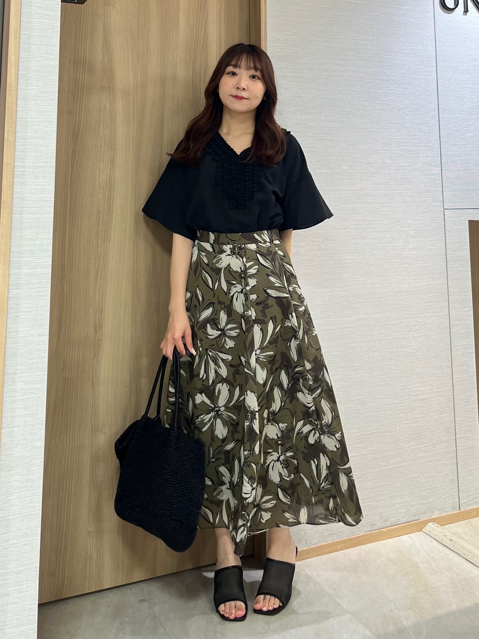 KAHOさんの「UNTITLED｜【接触冷感/通気性/洗える】Vネックフリルブラウス」を使ったコーディネート