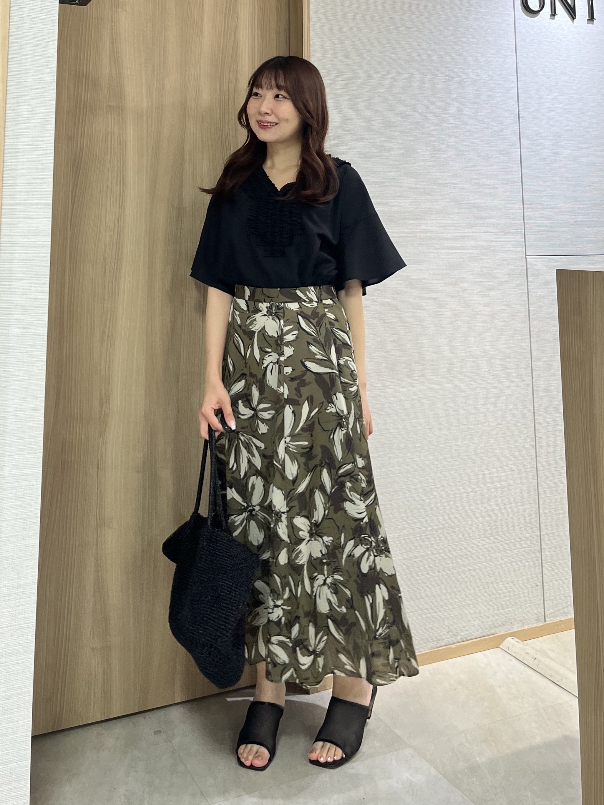KAHOさんの「UNTITLED｜【接触冷感/通気性/洗える】Vネックフリルブラウス」を使ったコーディネート