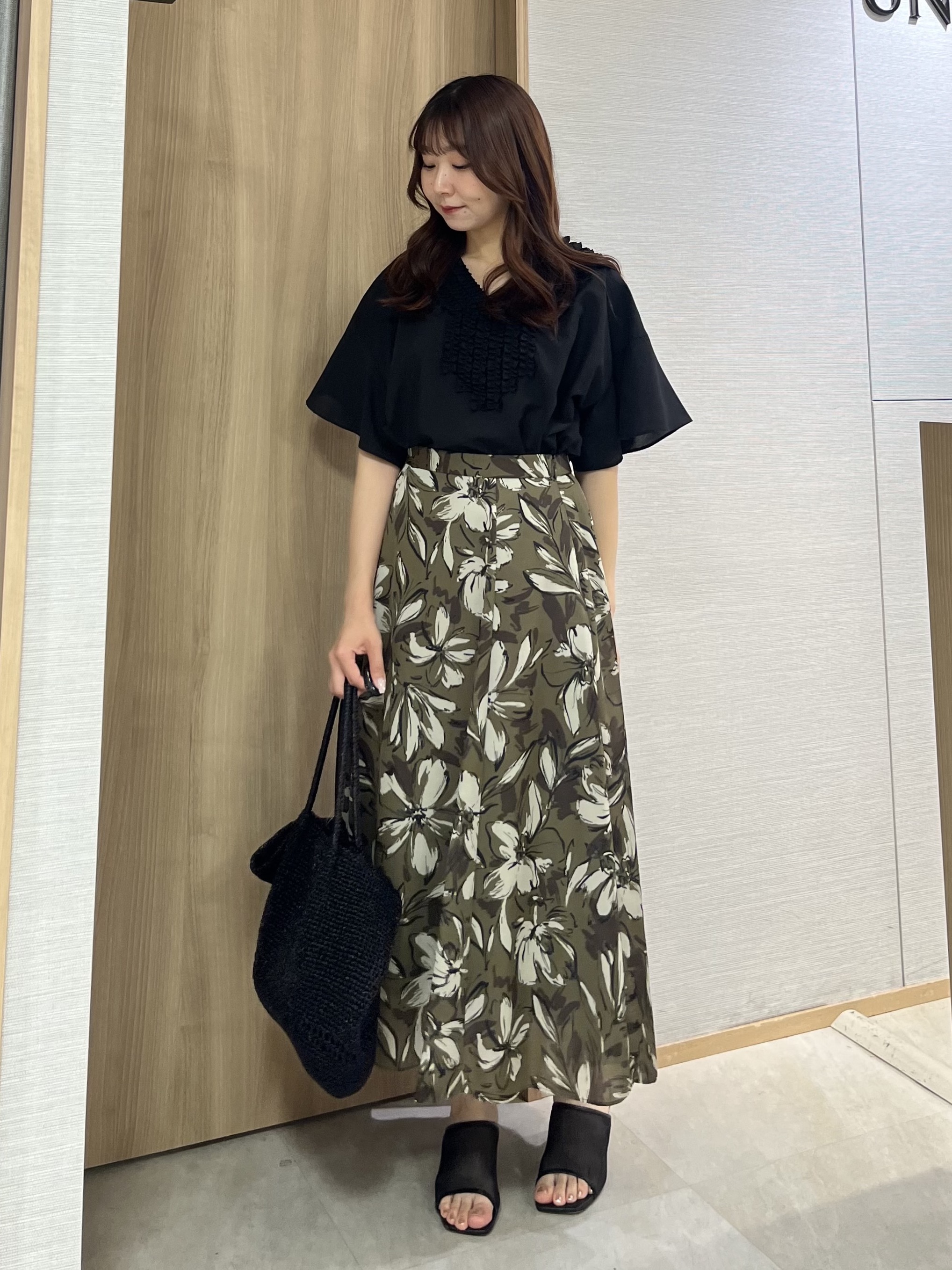 KAHOさんの「UNTITLED｜【接触冷感/通気性/洗える】Vネックフリルブラウス」を使ったコーディネート