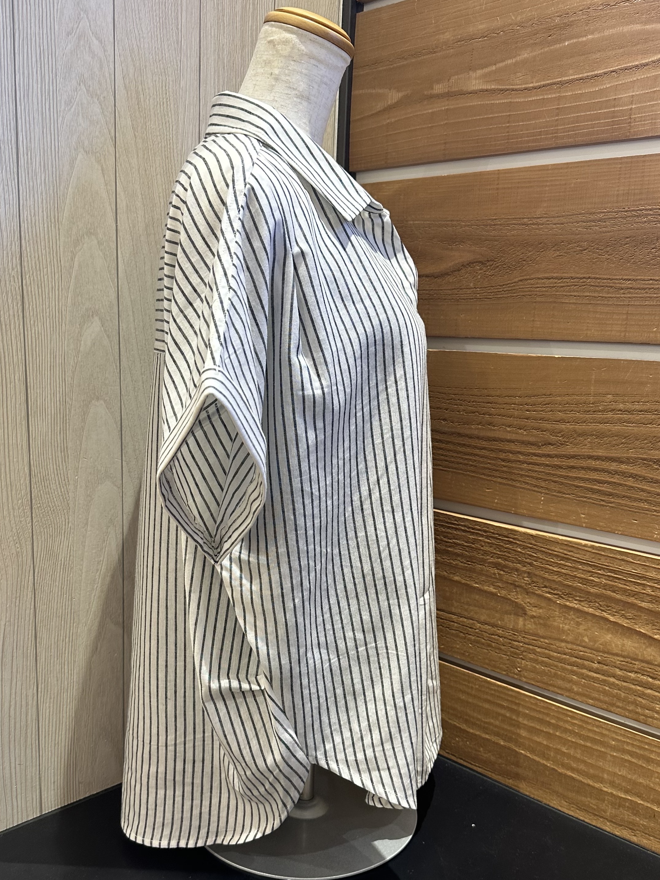 まりやんさんの「SHOO･LA･RUE｜【UV/吸水速乾/抗菌防臭】インせず着られる フレンチリネンスキッパーシャツ」を使ったコーディネート