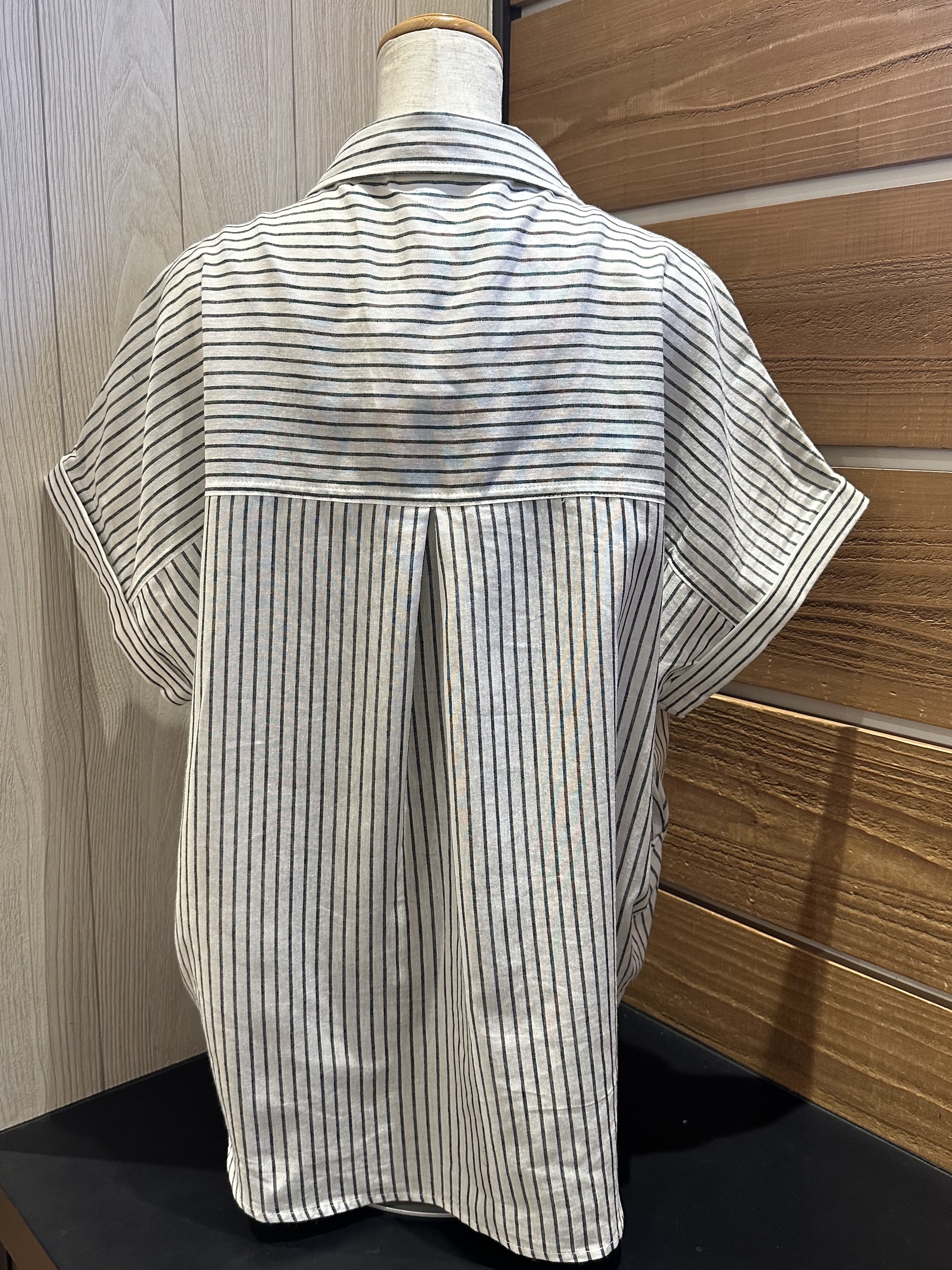 まりやんさんの「SHOO･LA･RUE｜【UV/吸水速乾/抗菌防臭】インせず着られる フレンチリネンスキッパーシャツ」を使ったコーディネート