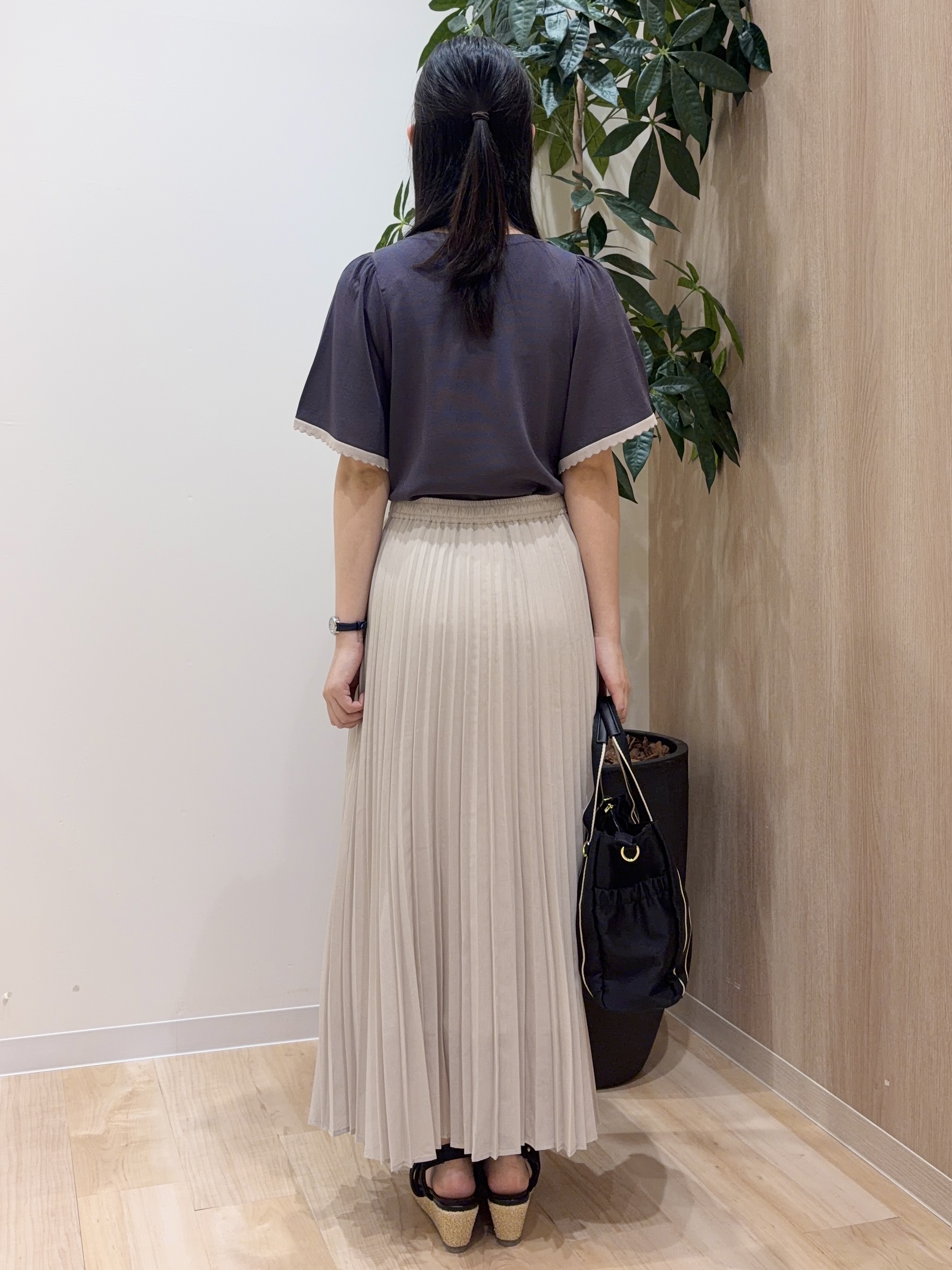 ayaneさんの「grove｜高評価！【シリーズ累計36万枚！名品ニット】やわらかドライタッチ スカラップスリーブニット」を使ったコーディネート