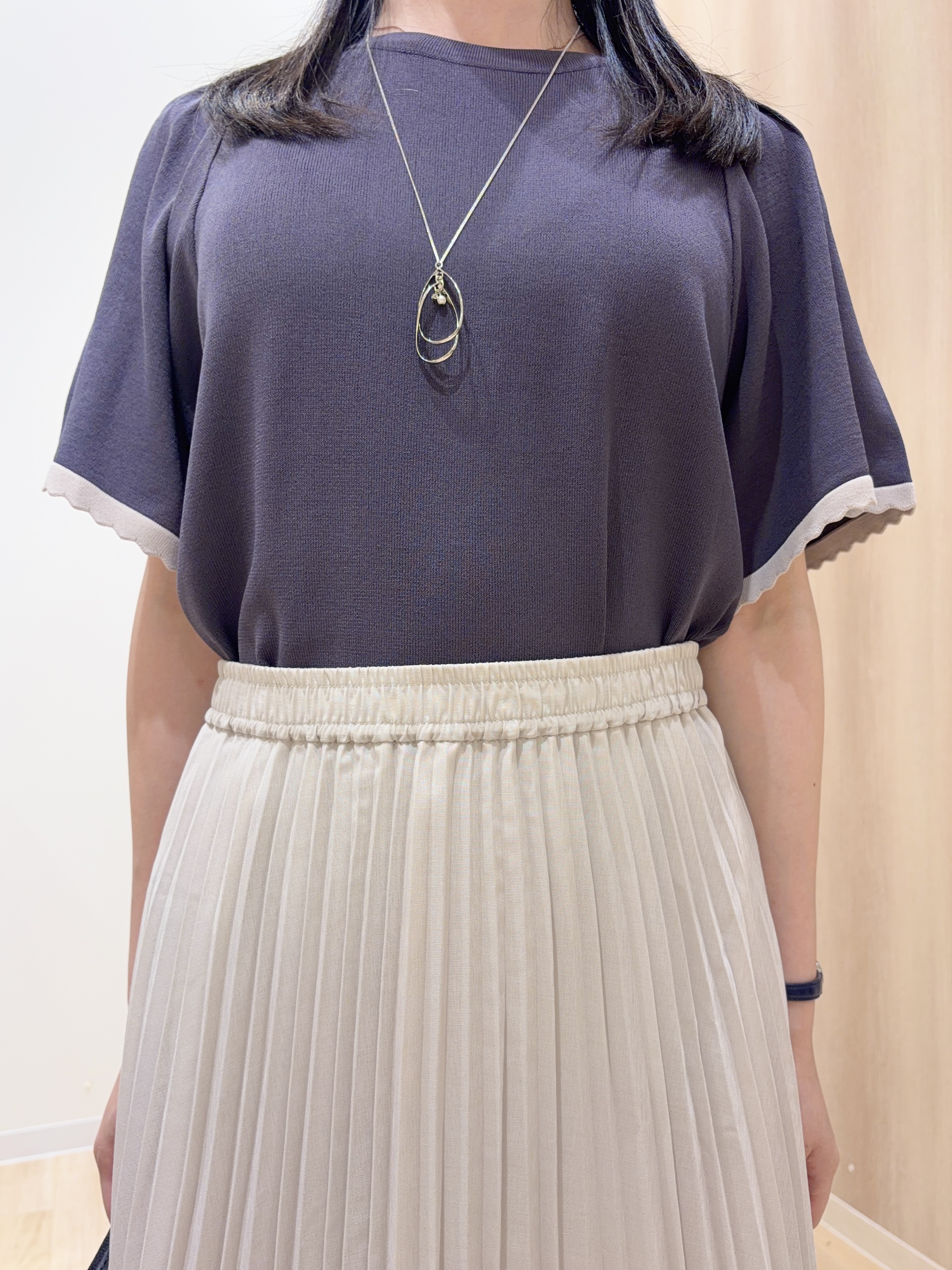 ayaneさんの「grove｜高評価！【シリーズ累計36万枚！名品ニット】やわらかドライタッチ スカラップスリーブニット」を使ったコーディネート