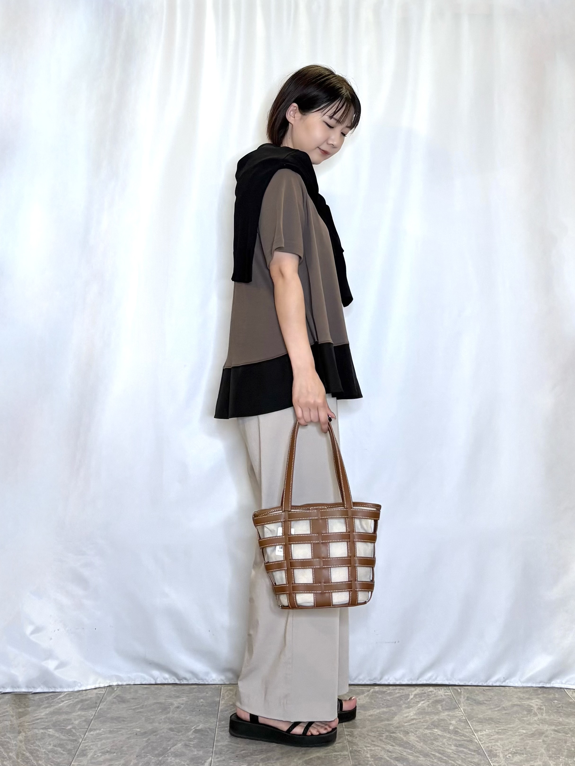 ネリさんの「SHOO･LA･RUE｜【洗濯機可/UV】さらっとしたタッチが心地よい ショート丈 Vネックカーディガン」を使ったコーディネート