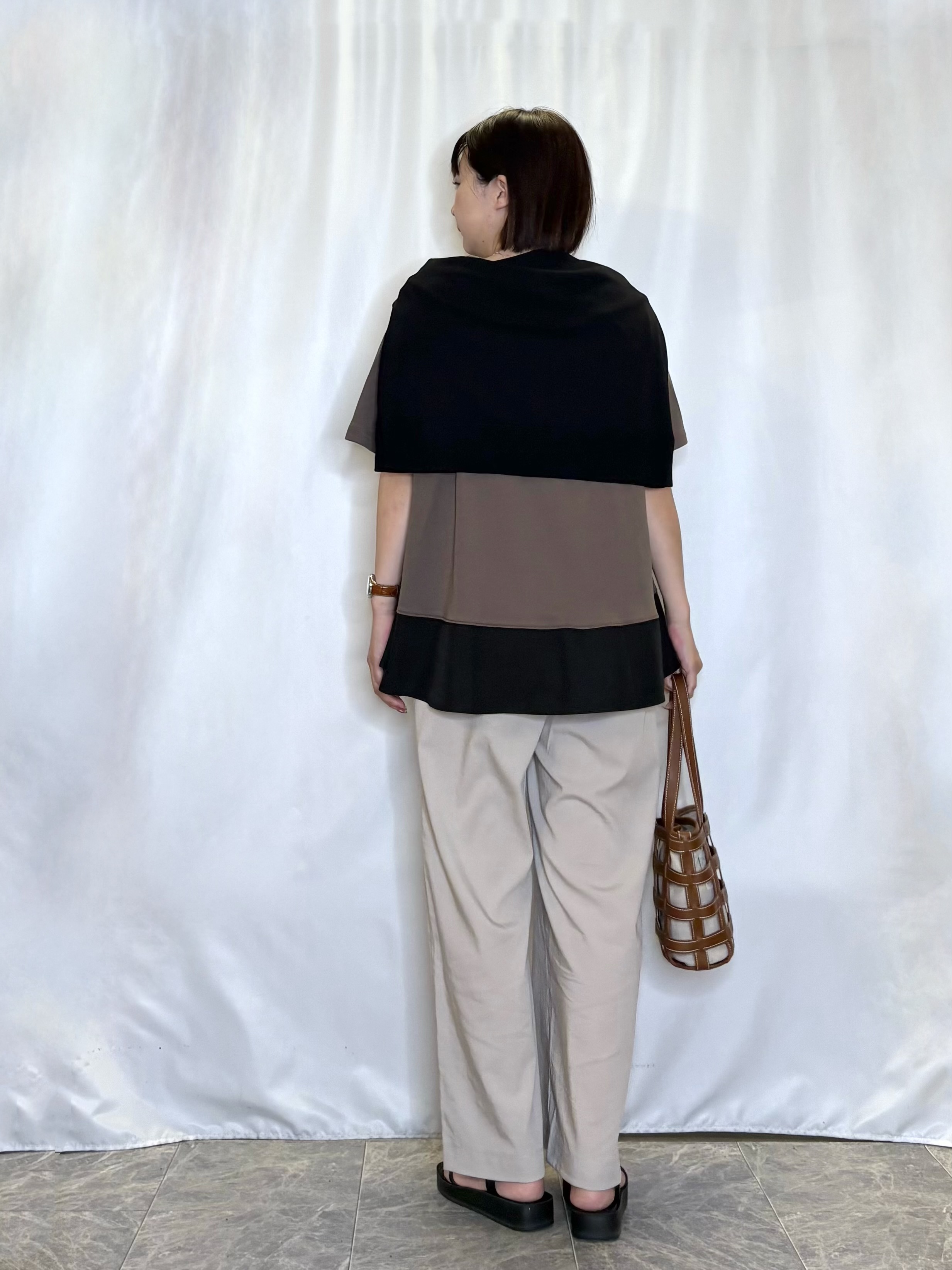 ネリさんの「SHOO･LA･RUE｜【洗濯機可/UV】さらっとしたタッチが心地よい ショート丈 Vネックカーディガン」を使ったコーディネート