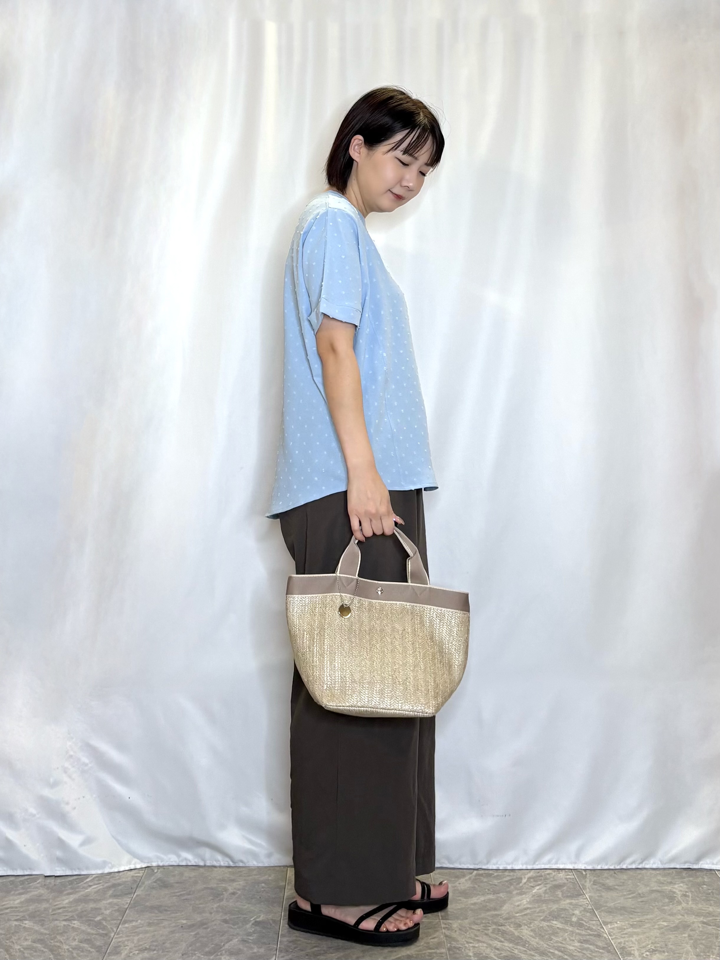 ネリさんの「SHOO･LA･RUE｜【洗濯後しわになりにくい/体型カバー】ドビードットで上品に ドルマントップス」を使ったコーディネート