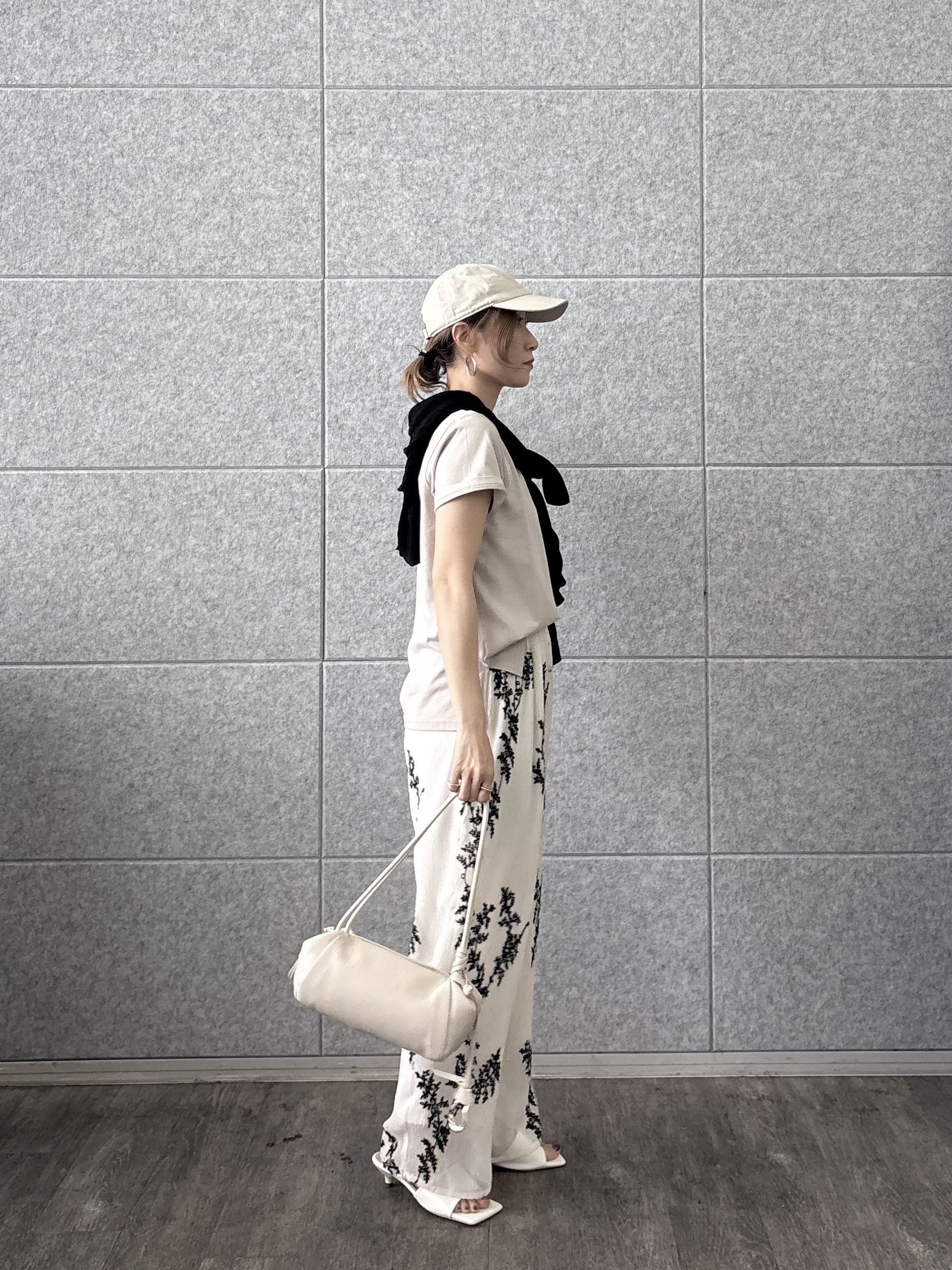 kotakiさんの「INDIVI｜タイポグラフィTシャツ【接触冷感】」を使ったコーディネート