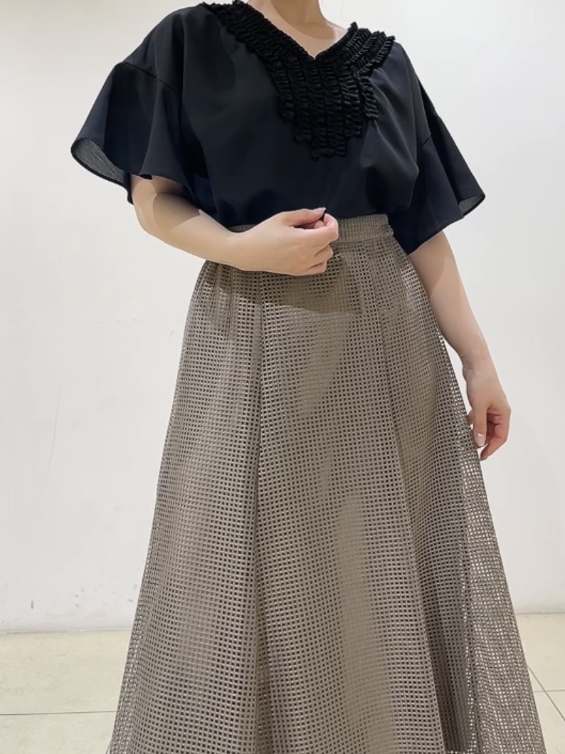 watanabeさんの「UNTITLED｜【接触冷感/通気性/洗える】Vネックフリルブラウス」を使ったコーディネート