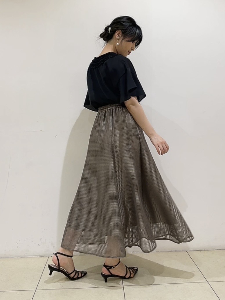 watanabeさんの「UNTITLED｜【接触冷感/通気性/洗える】Vネックフリルブラウス」を使ったコーディネート