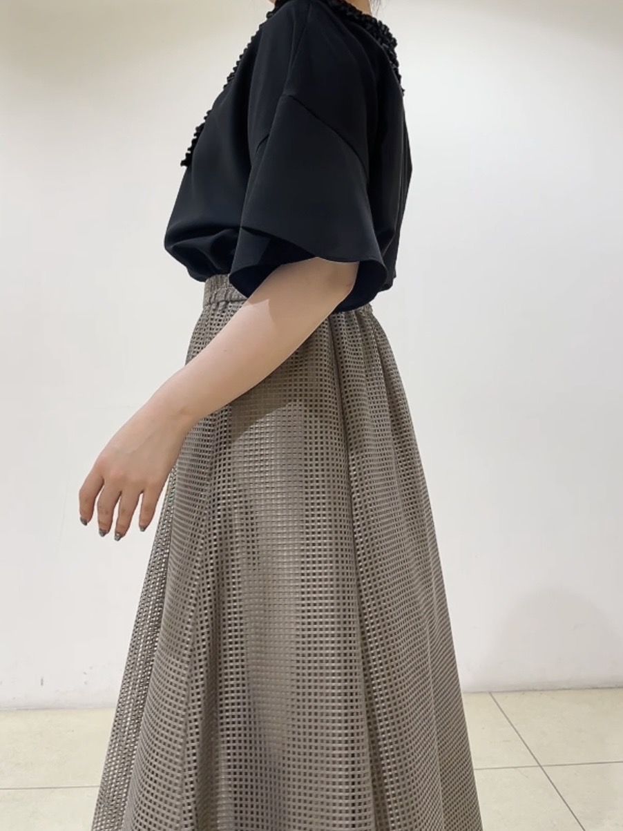 watanabeさんの「UNTITLED｜【接触冷感/通気性/洗える】Vネックフリルブラウス」を使ったコーディネート