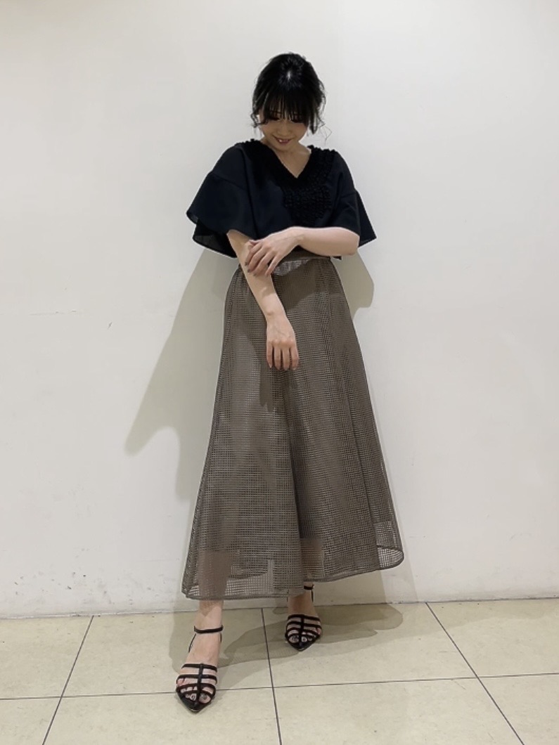 watanabeさんの「UNTITLED｜【接触冷感/通気性/洗える】Vネックフリルブラウス」を使ったコーディネート