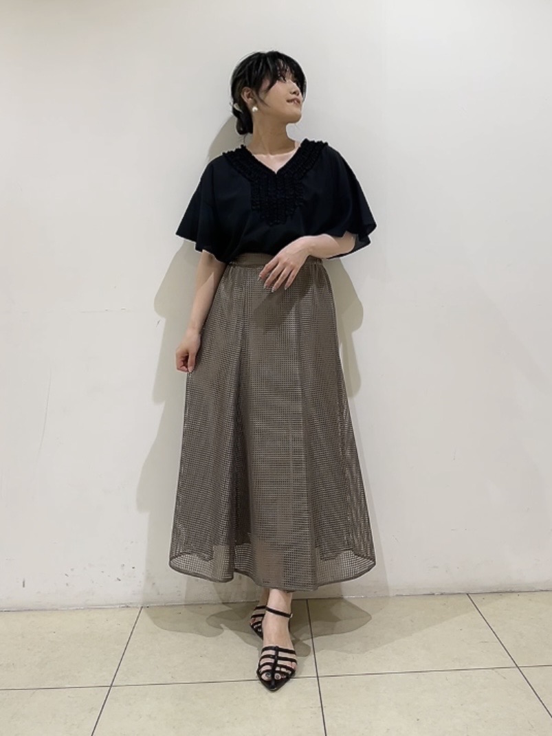watanabeさんの「UNTITLED｜【接触冷感/通気性/洗える】Vネックフリルブラウス」を使ったコーディネート