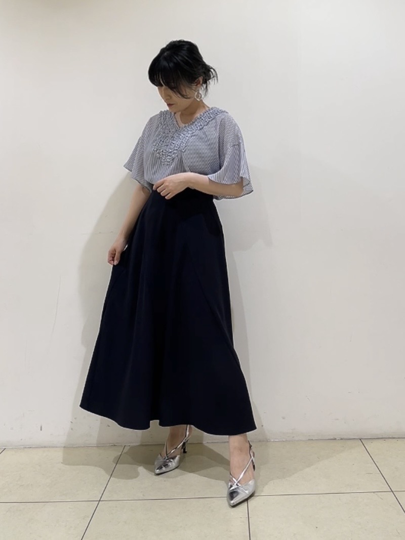 watanabeさんの「UNTITLED｜【接触冷感/通気性/洗える】Vネックフリルブラウス」を使ったコーディネート