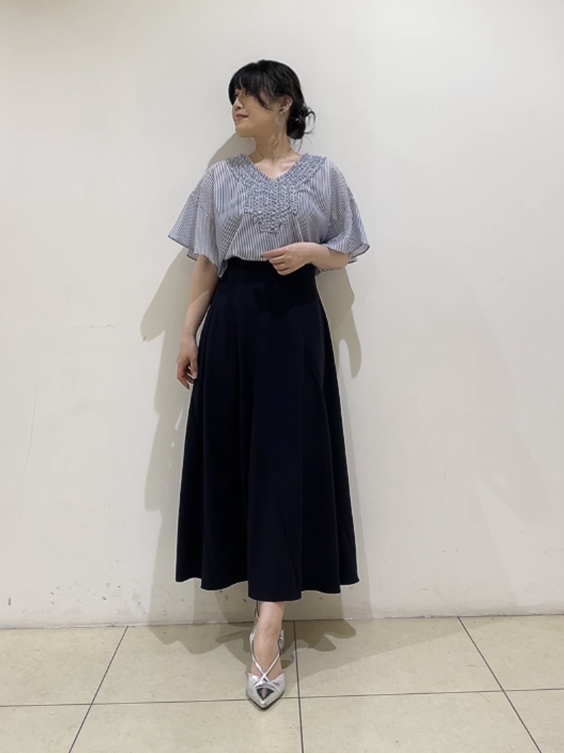 watanabeさんの「UNTITLED｜【接触冷感/通気性/洗える】Vネックフリルブラウス」を使ったコーディネート