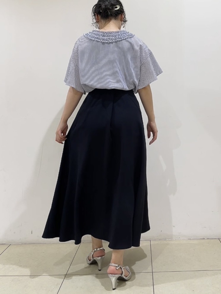 watanabeさんの「UNTITLED｜【接触冷感/通気性/洗える】Vネックフリルブラウス」を使ったコーディネート