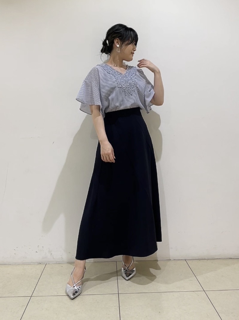 watanabeさんの「UNTITLED｜【接触冷感/通気性/洗える】Vネックフリルブラウス」を使ったコーディネート