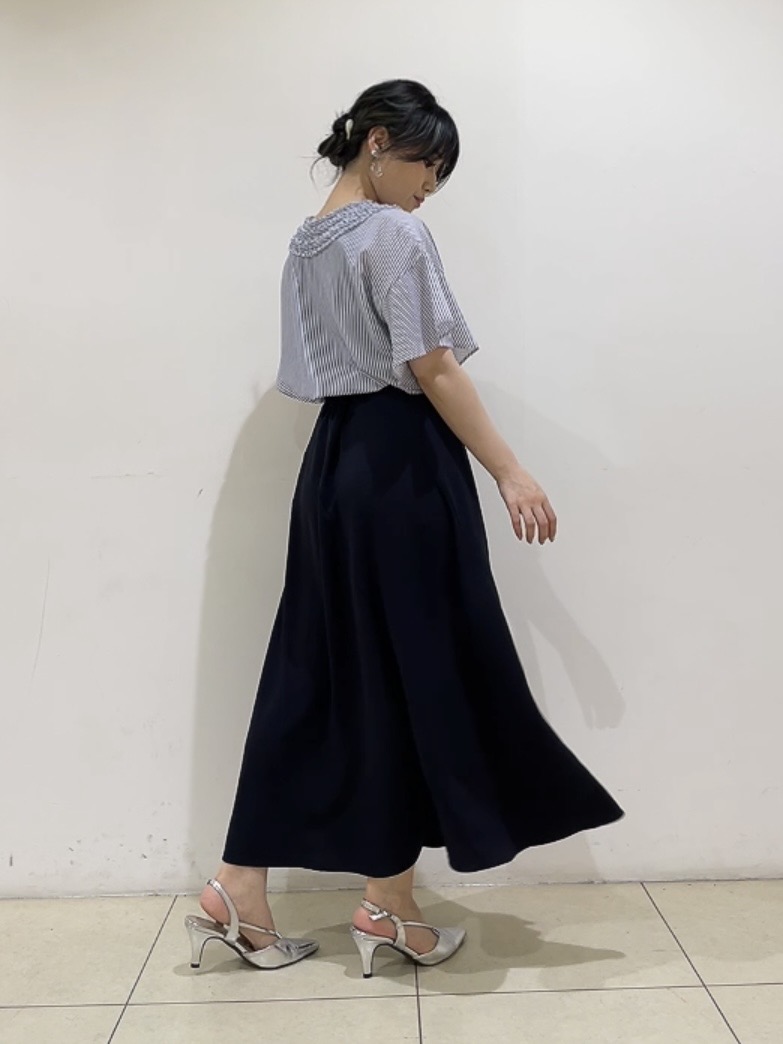 watanabeさんの「UNTITLED｜【接触冷感/通気性/洗える】Vネックフリルブラウス」を使ったコーディネート