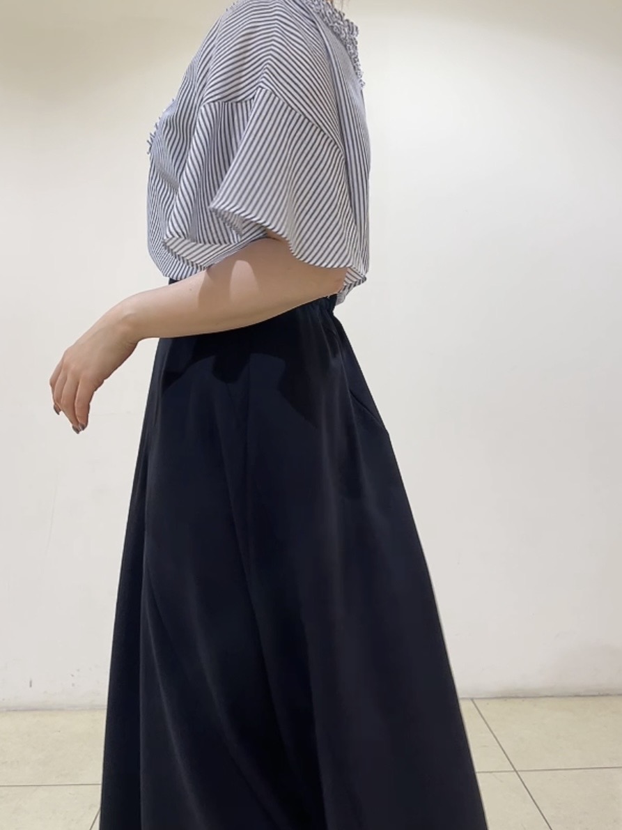 watanabeさんの「UNTITLED｜【接触冷感/通気性/洗える】Vネックフリルブラウス」を使ったコーディネート