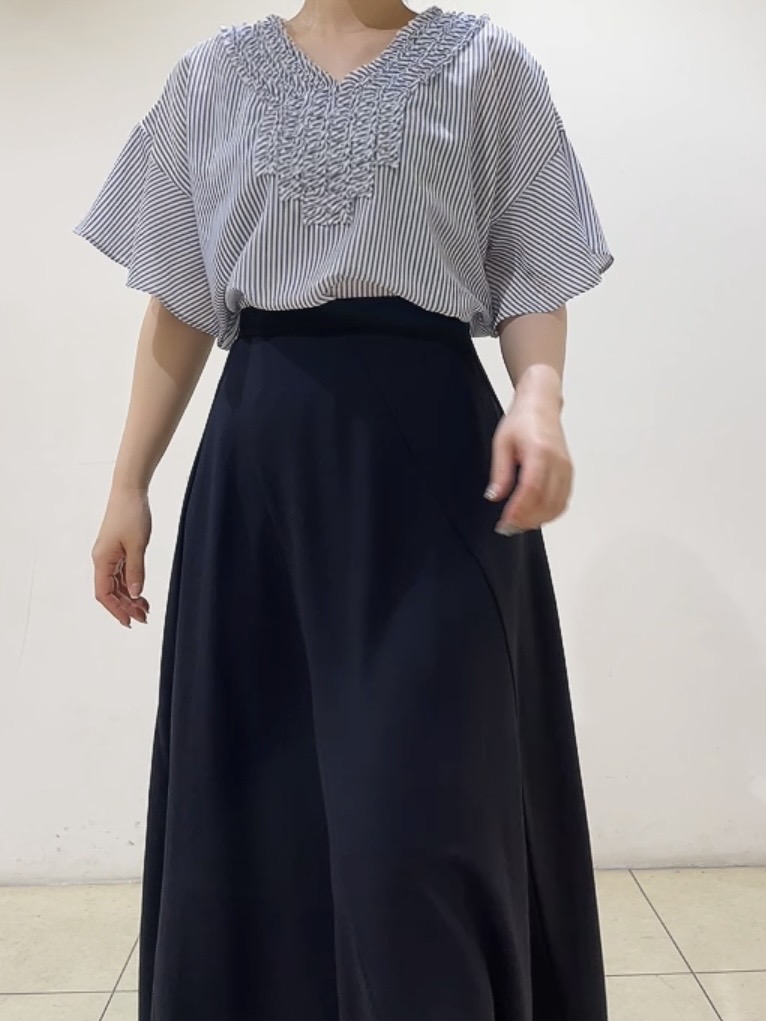 watanabeさんの「UNTITLED｜【接触冷感/通気性/洗える】Vネックフリルブラウス」を使ったコーディネート