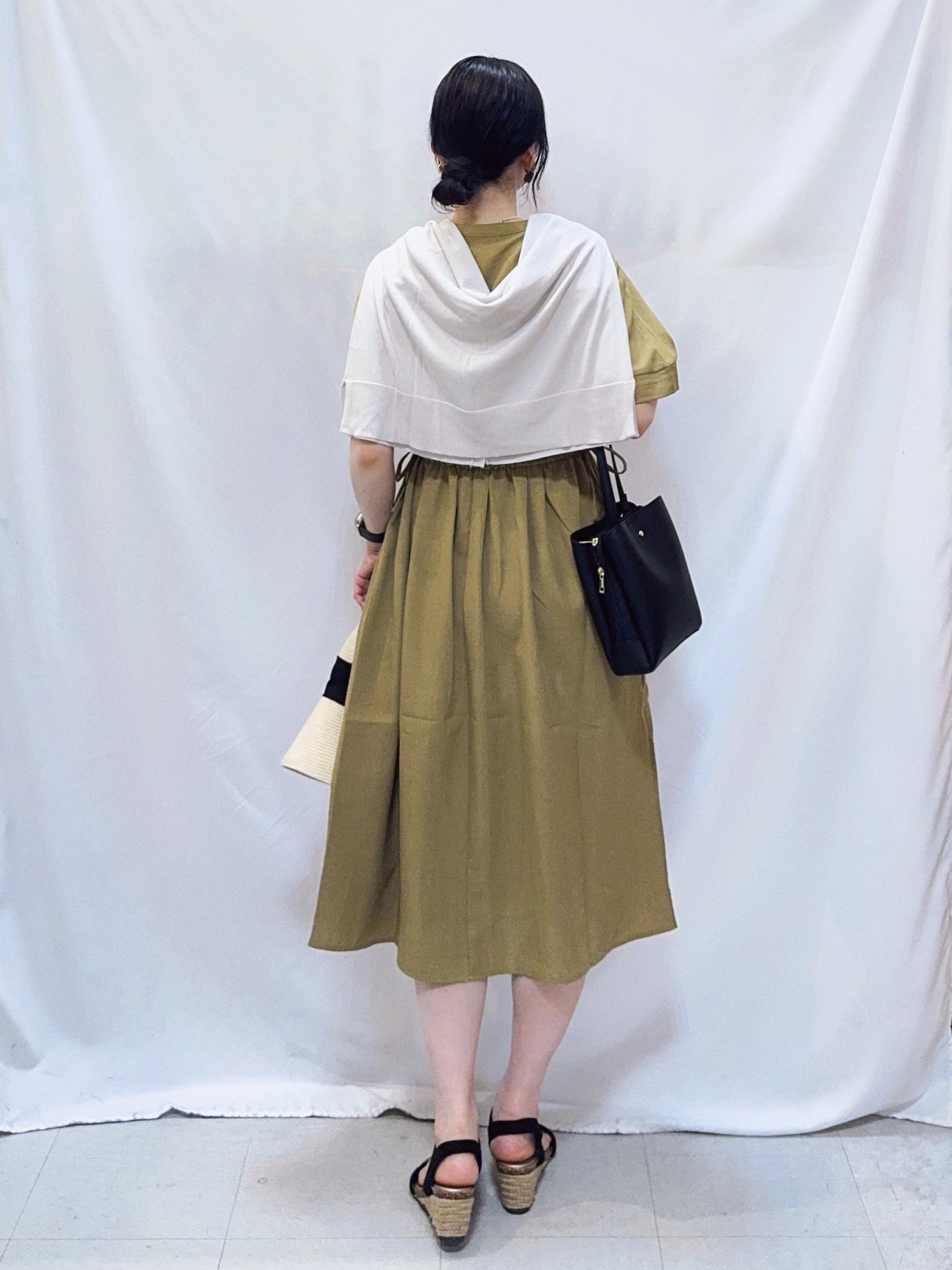 𝐇𝐢𝐫𝐨𝐦𝐢さんの「SHOO･LA･RUE｜【洗濯機可/体型カバー】ウエストシャーリングで女性らしく 麻調スキッパーサイドリボンワンピース」を使ったコーディネート