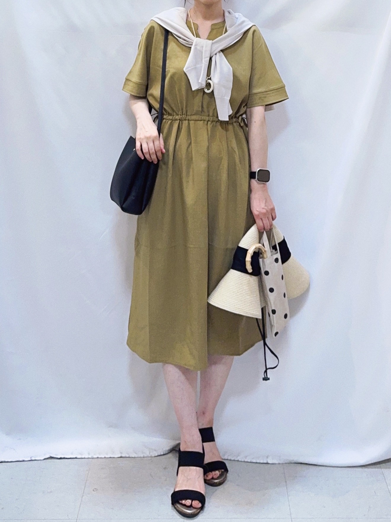 𝐇𝐢𝐫𝐨𝐦𝐢さんの「SHOO･LA･RUE｜【洗濯機可/体型カバー】ウエストシャーリングで女性らしく 麻調スキッパーサイドリボンワンピース」を使ったコーディネート