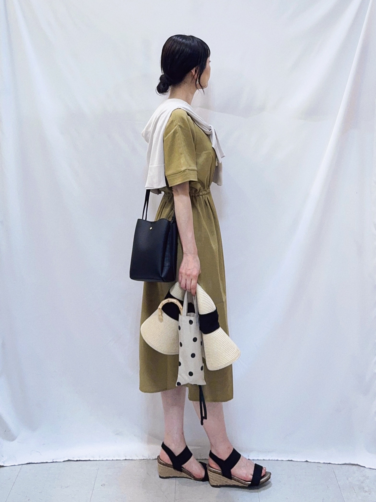 𝐇𝐢𝐫𝐨𝐦𝐢さんの「SHOO･LA･RUE｜【洗濯機可/体型カバー】ウエストシャーリングで女性らしく 麻調スキッパーサイドリボンワンピース」を使ったコーディネート