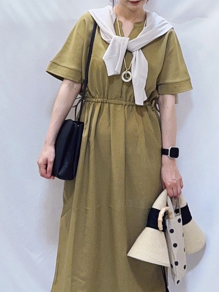 𝐇𝐢𝐫𝐨𝐦𝐢さんの「SHOO･LA･RUE｜【洗濯機可/体型カバー】ウエストシャーリングで女性らしく 麻調スキッパーサイドリボンワンピース」を使ったコーディネート