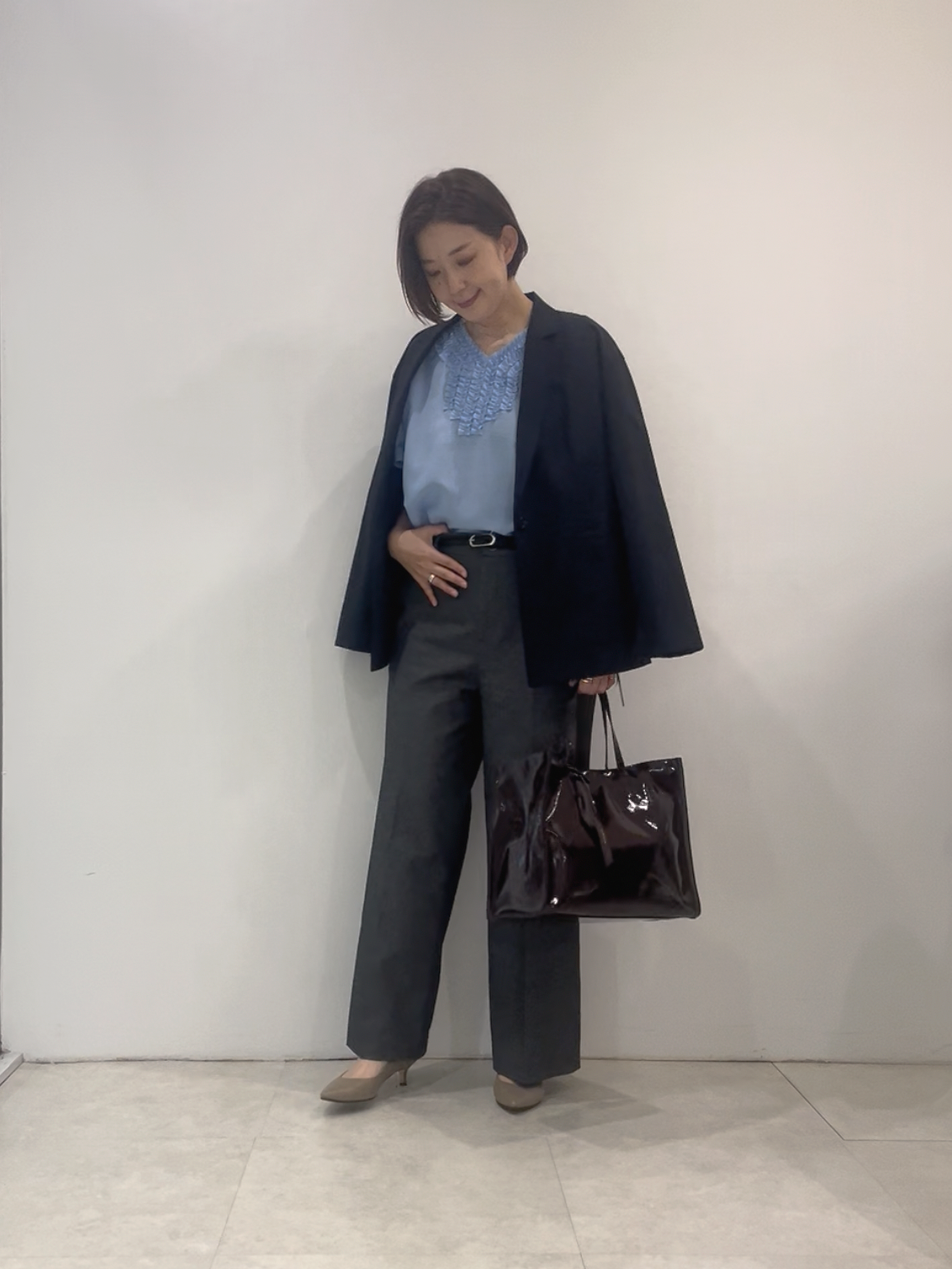 まどかさんの「UNTITLED｜【接触冷感/通気性/洗える】Vネックフリルブラウス」を使ったコーディネート