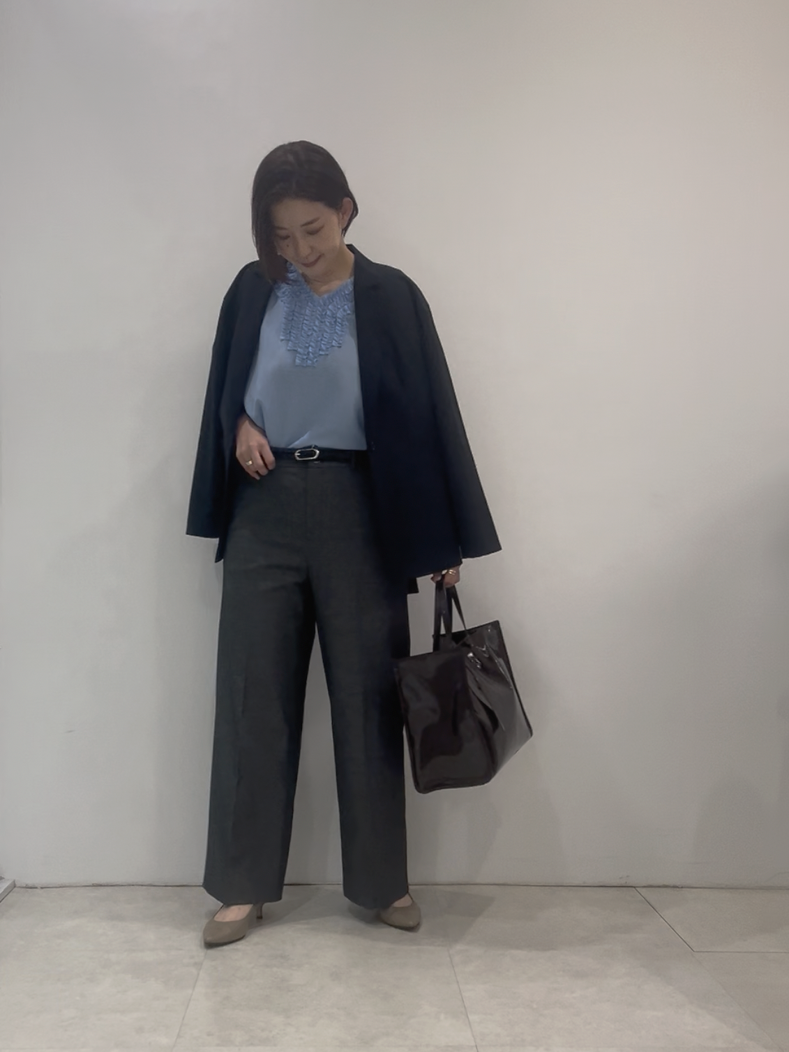 まどかさんの「UNTITLED｜【接触冷感/通気性/洗える】Vネックフリルブラウス」を使ったコーディネート