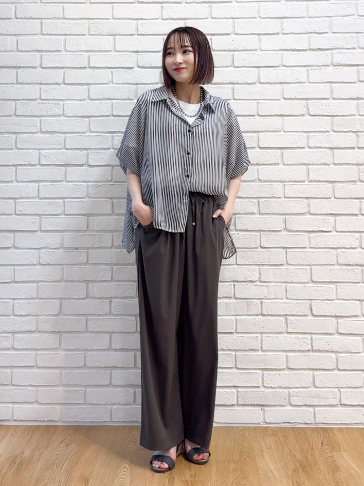 𝐜𝐡𝐢𝐤𝐚さんの「SHOO･LA･RUE｜【洗濯機可/体型カバー】羽織るだけで雰囲気変わる 柄アソート ポンチョ風シアーシャツ」を使ったコーディネート