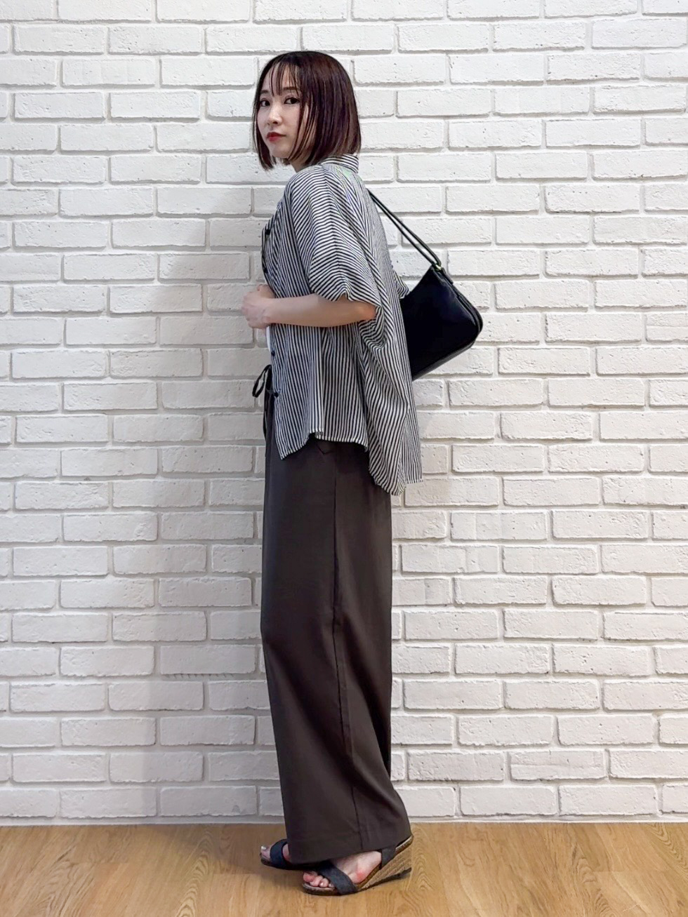 𝐜𝐡𝐢𝐤𝐚さんの「SHOO･LA･RUE｜【洗濯機可/体型カバー】羽織るだけで雰囲気変わる 柄アソート ポンチョ風シアーシャツ」を使ったコーディネート